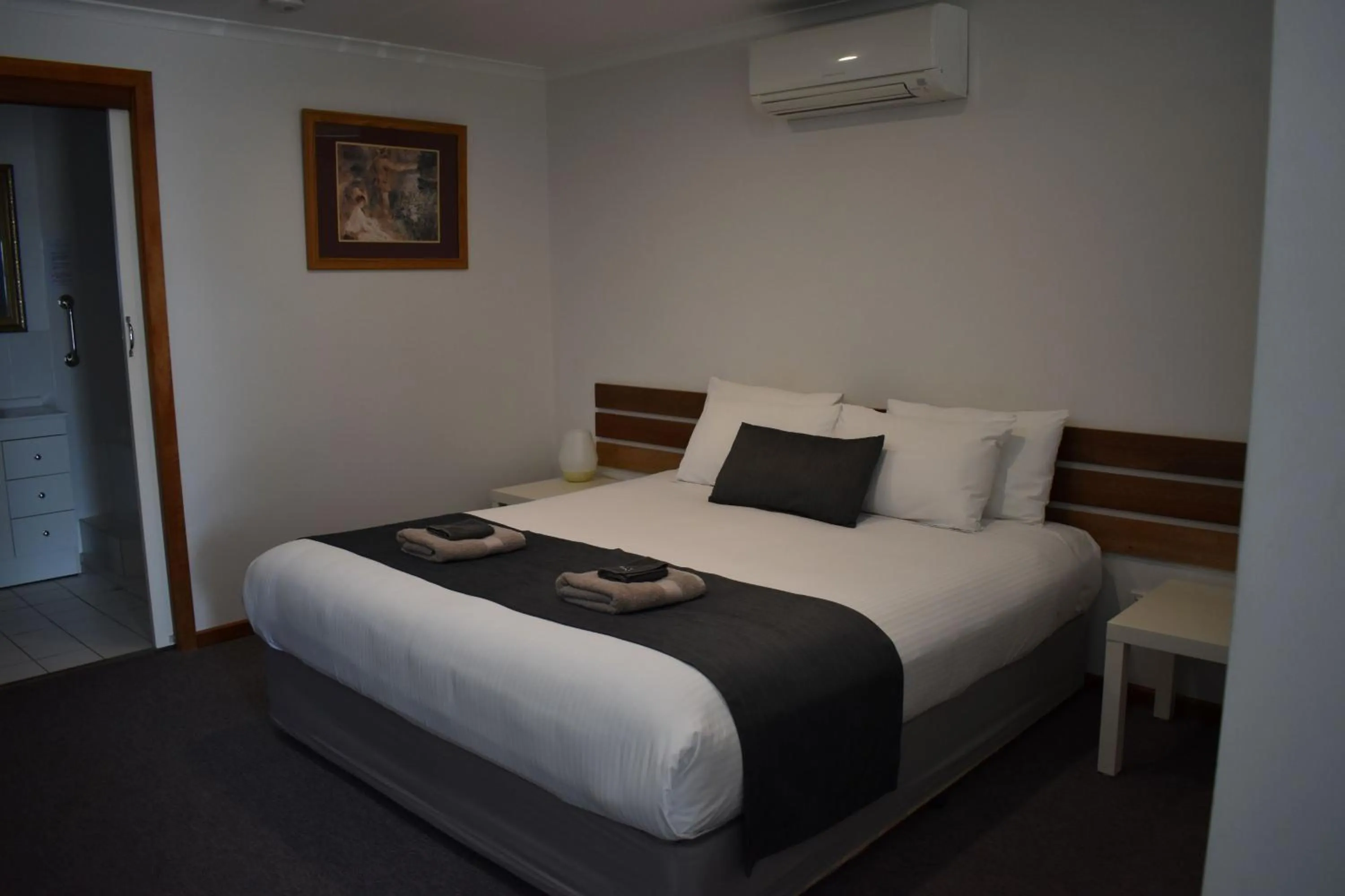 Bed in Lake Albert Motel