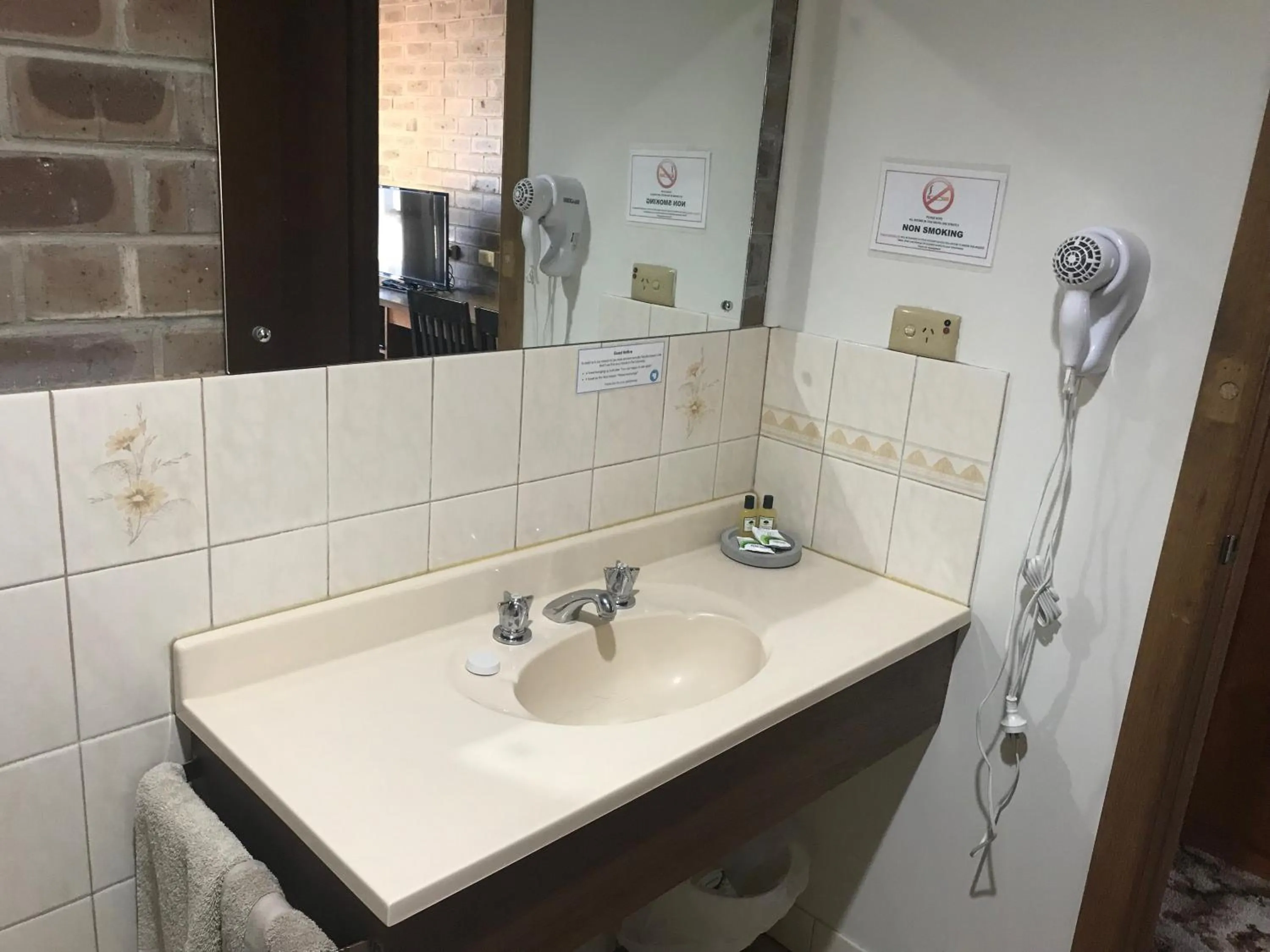 Bathroom in Lake Albert Motel