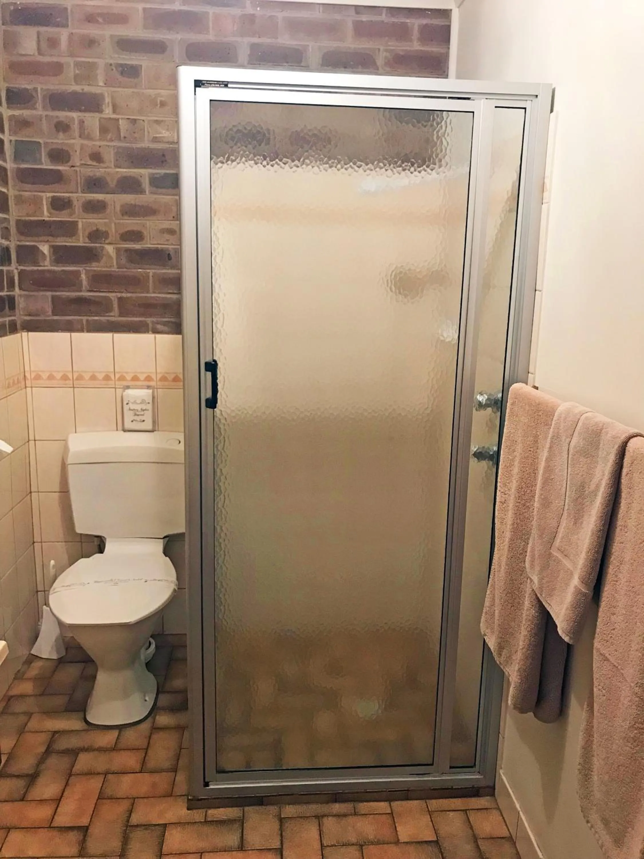 Shower in Lake Albert Motel