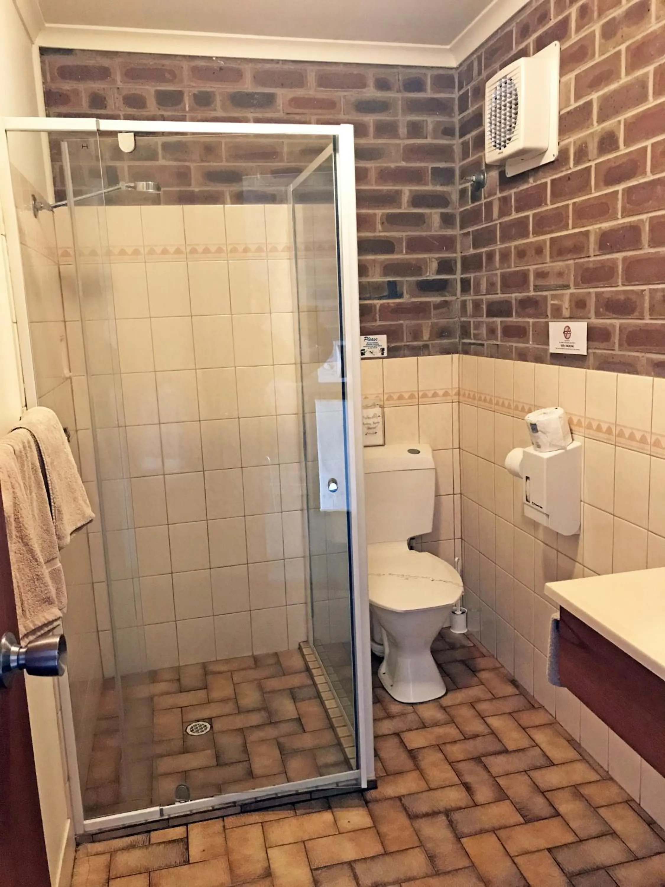 Shower in Lake Albert Motel