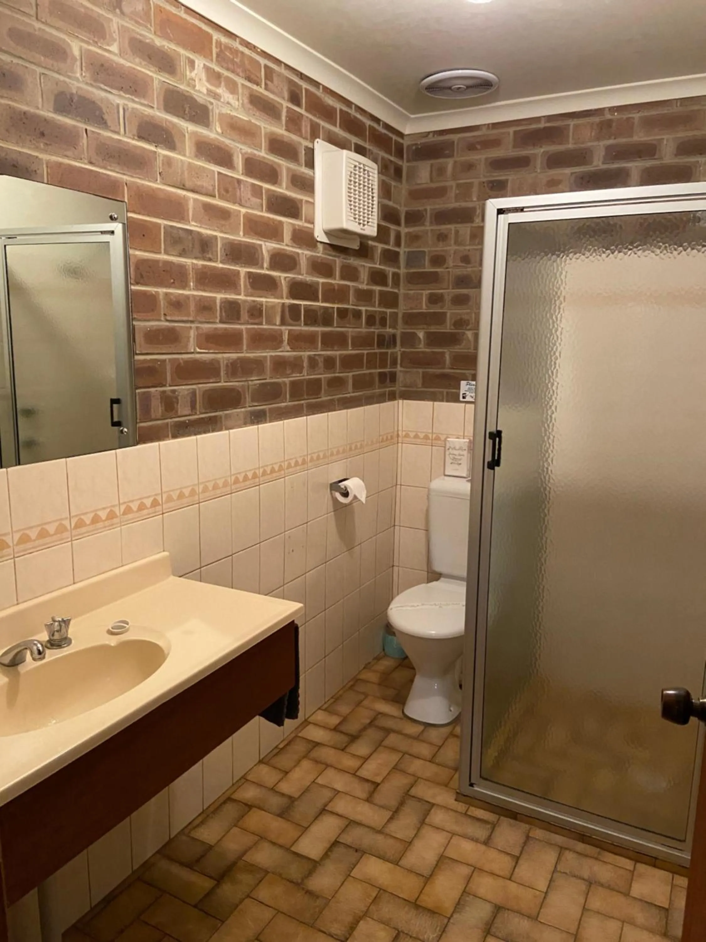 Bathroom in Lake Albert Motel