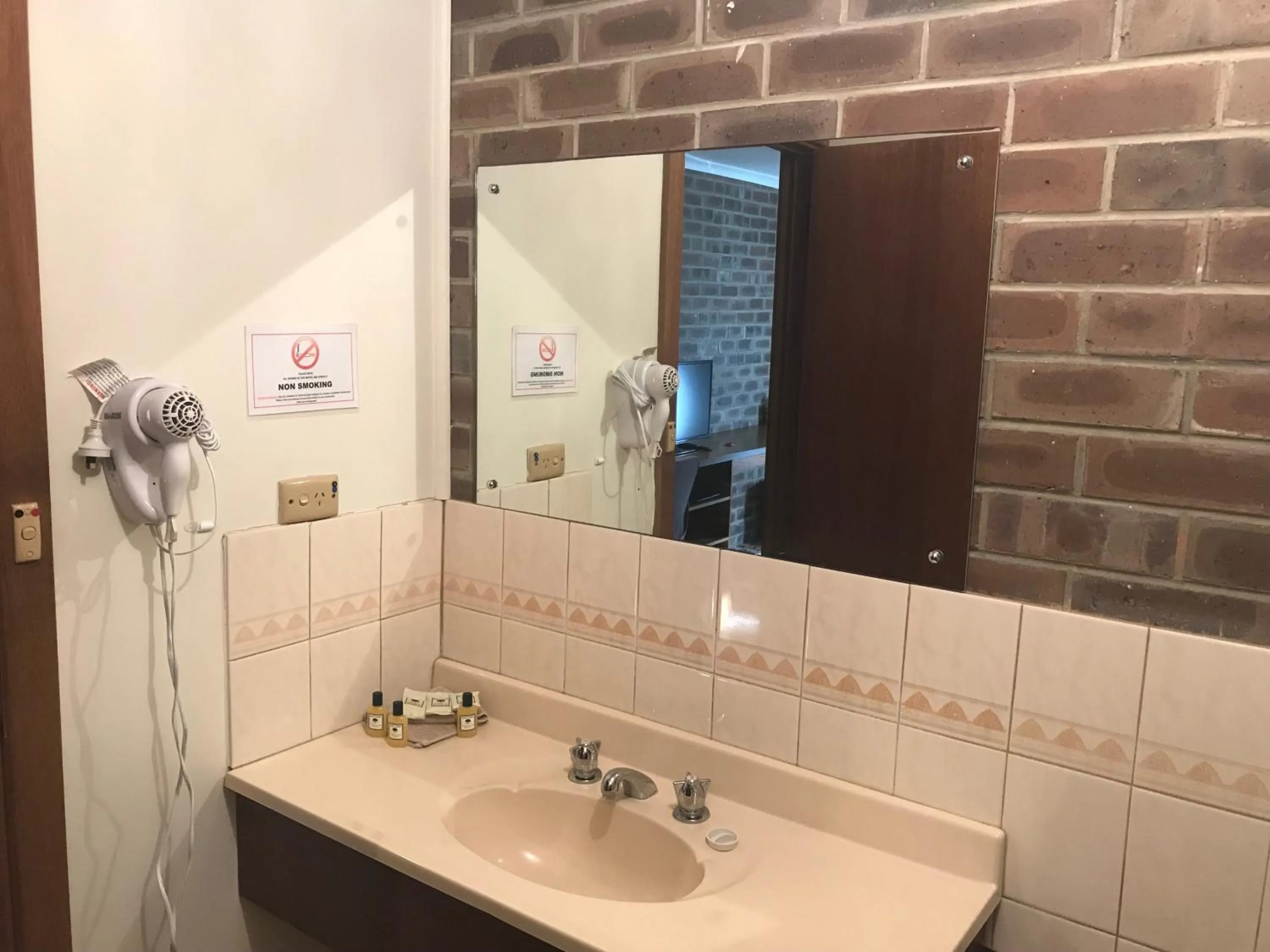 Bathroom in Lake Albert Motel