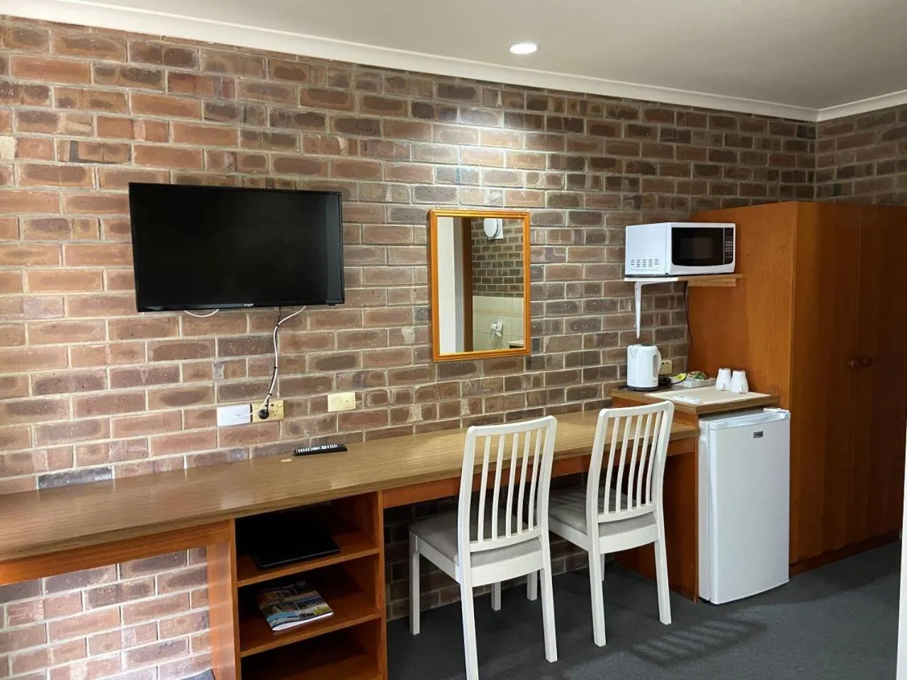 Food and drinks in Lake Albert Motel