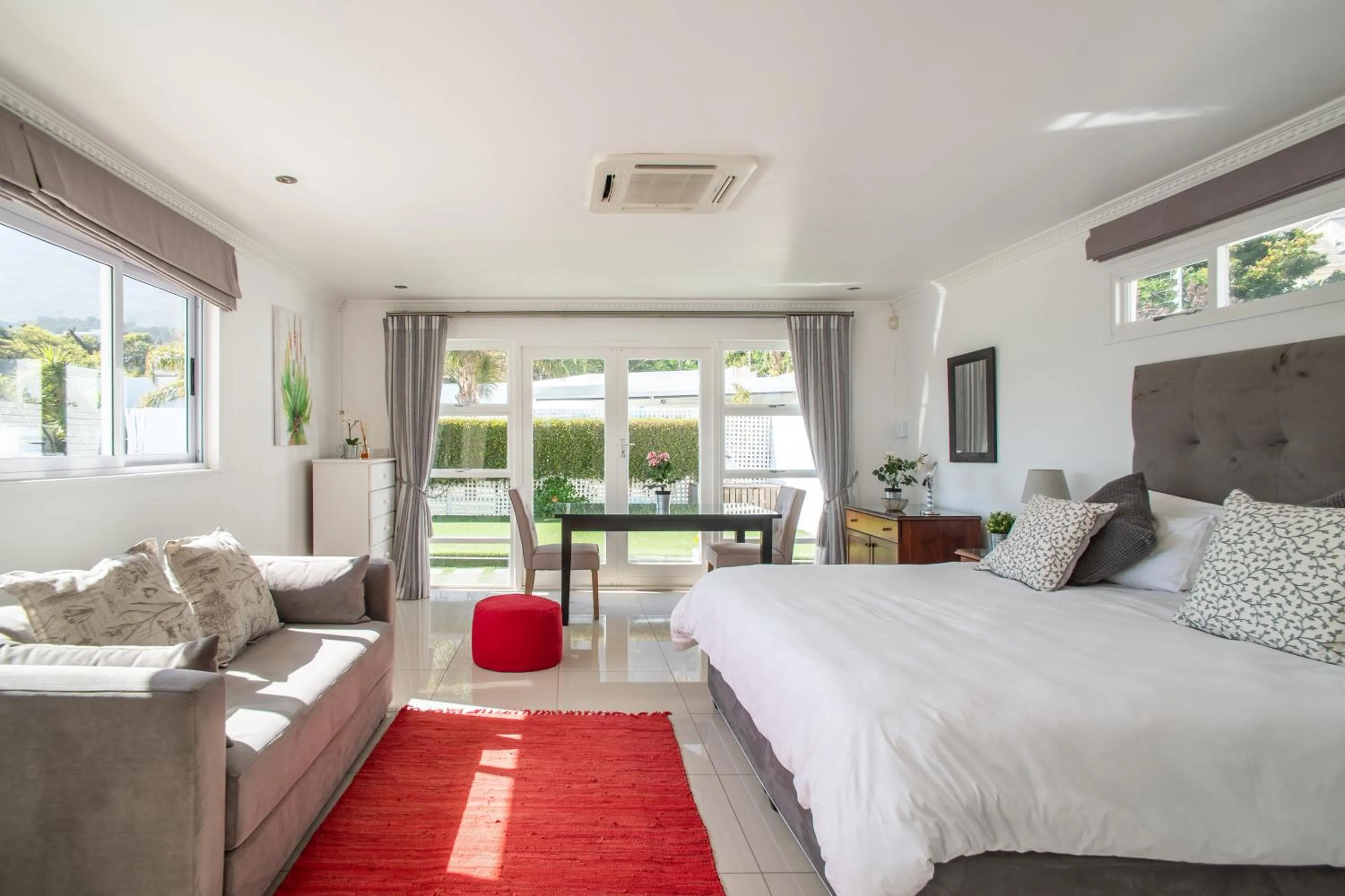 Photo of the whole room, Bed in Funkey Villas Cape Town