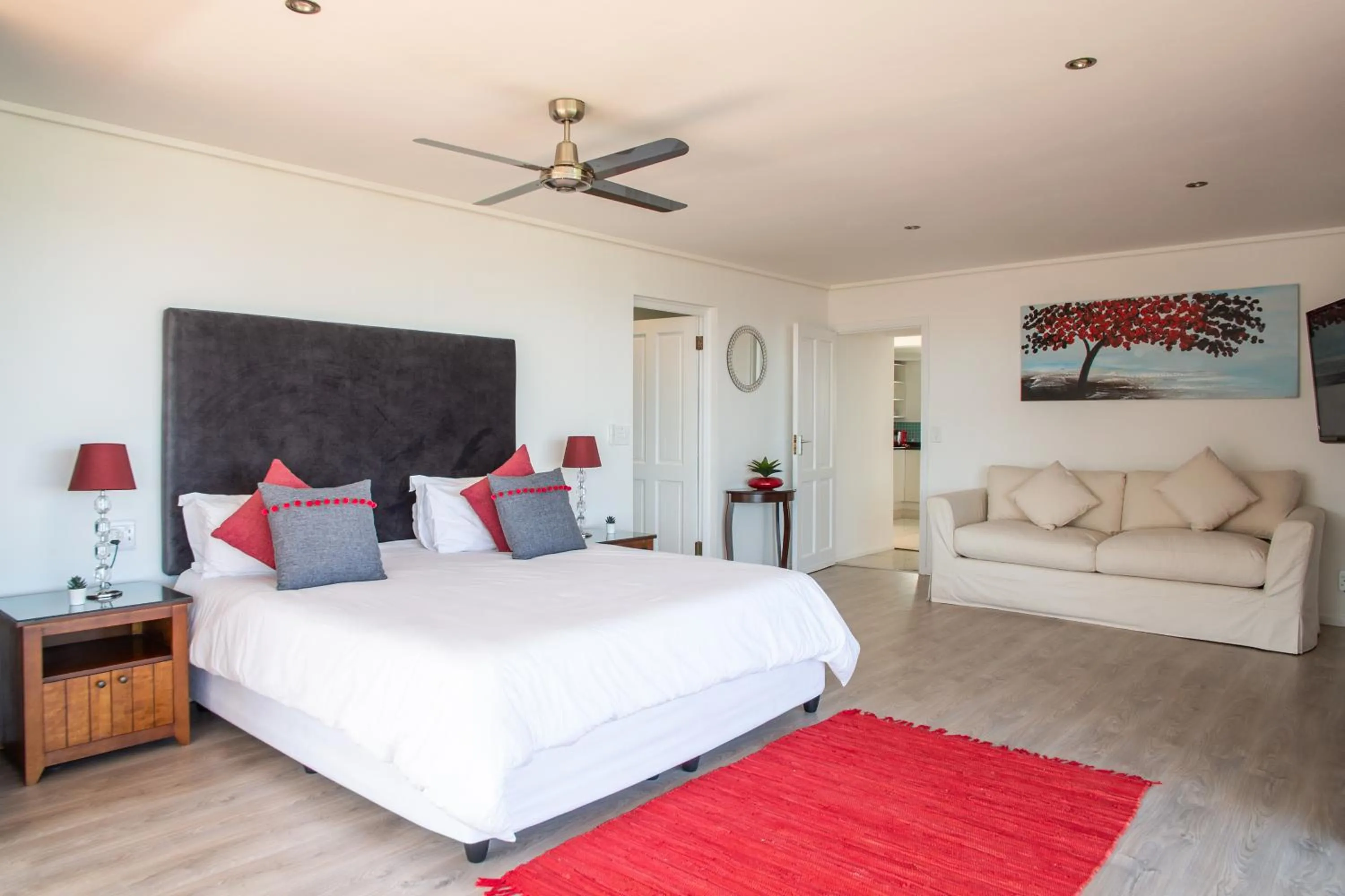 Photo of the whole room, Bed in Funkey Villas Cape Town