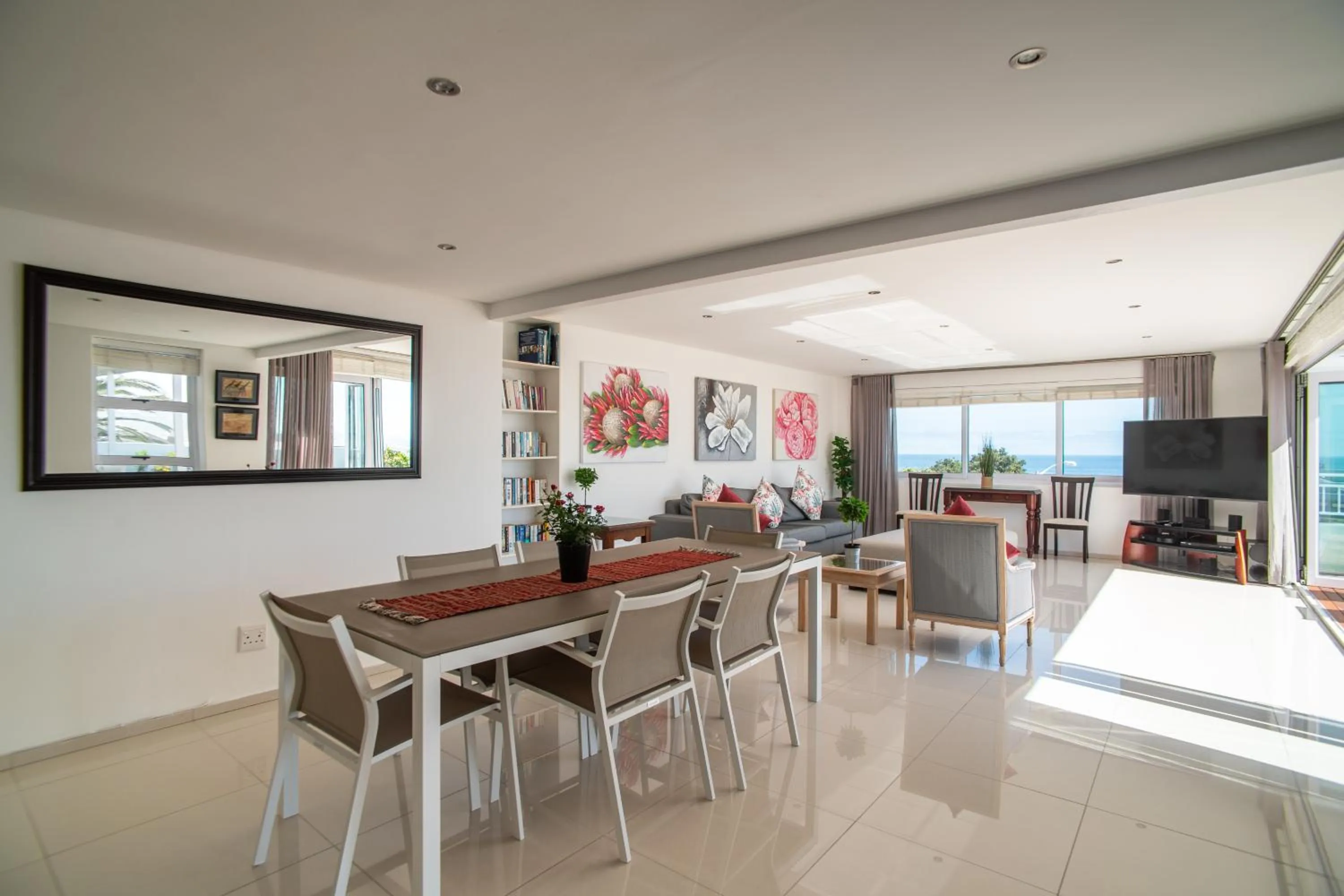 Dining area in Funkey Villas Cape Town