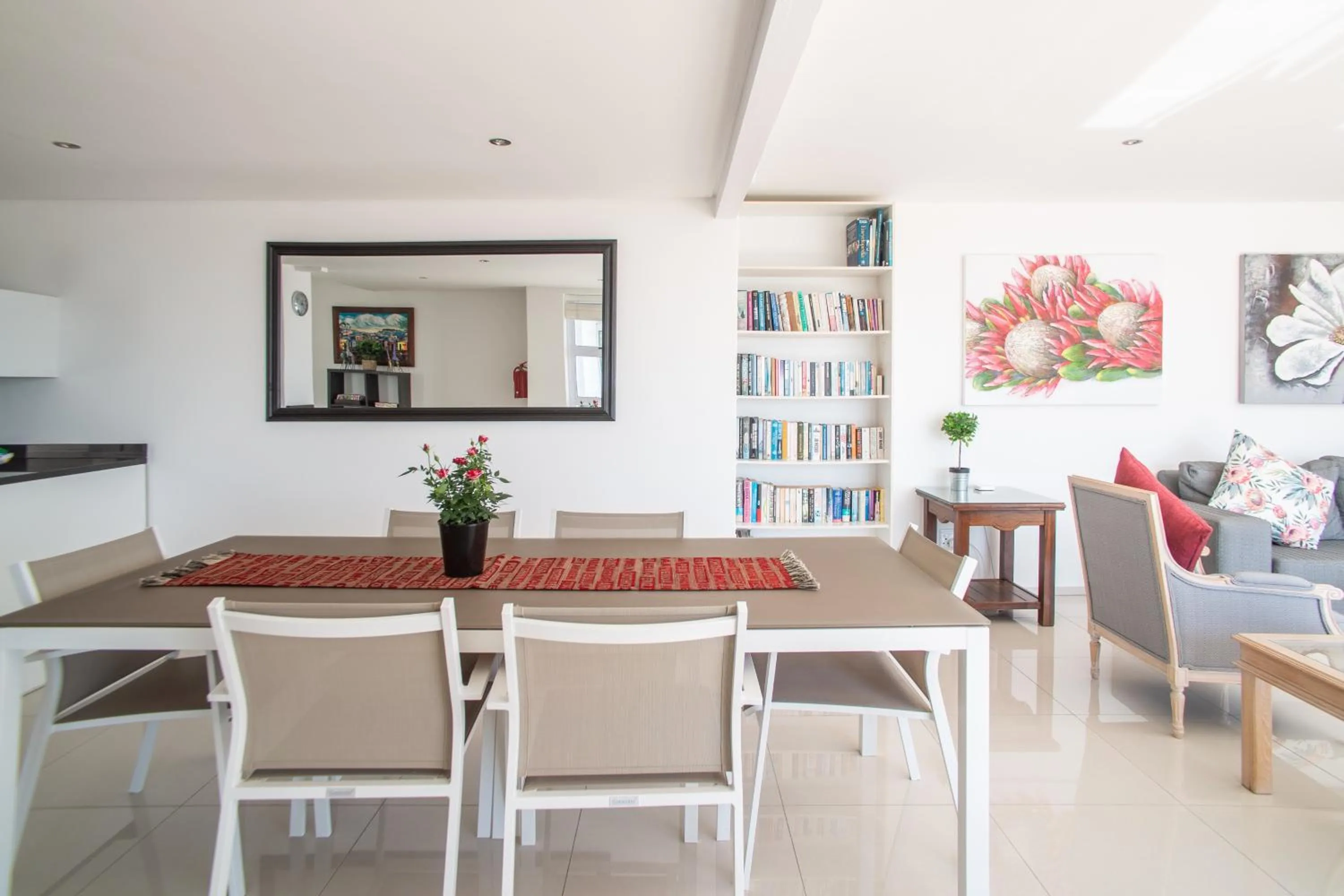 Dining area in Funkey Villas Cape Town