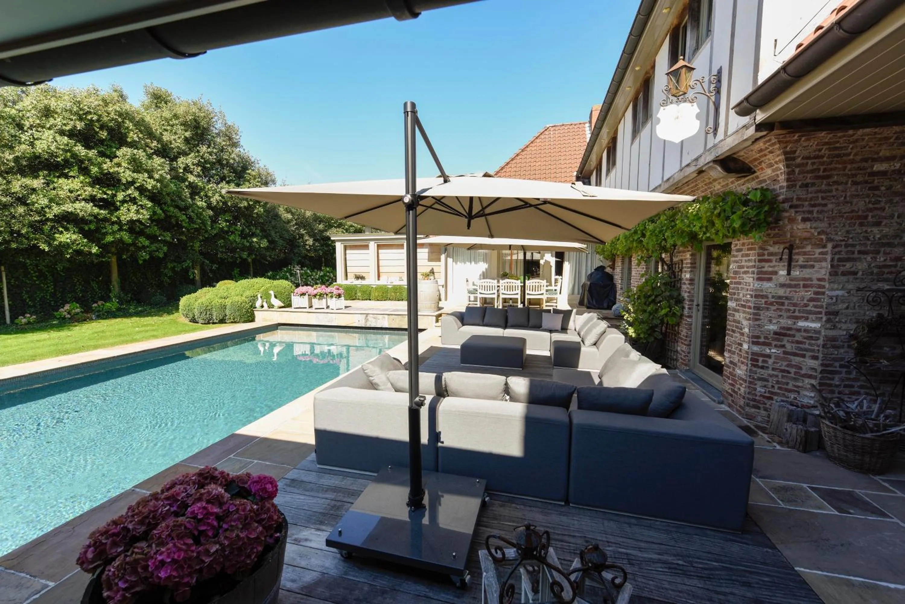 Pool view in B&B Villa Sans Soucis