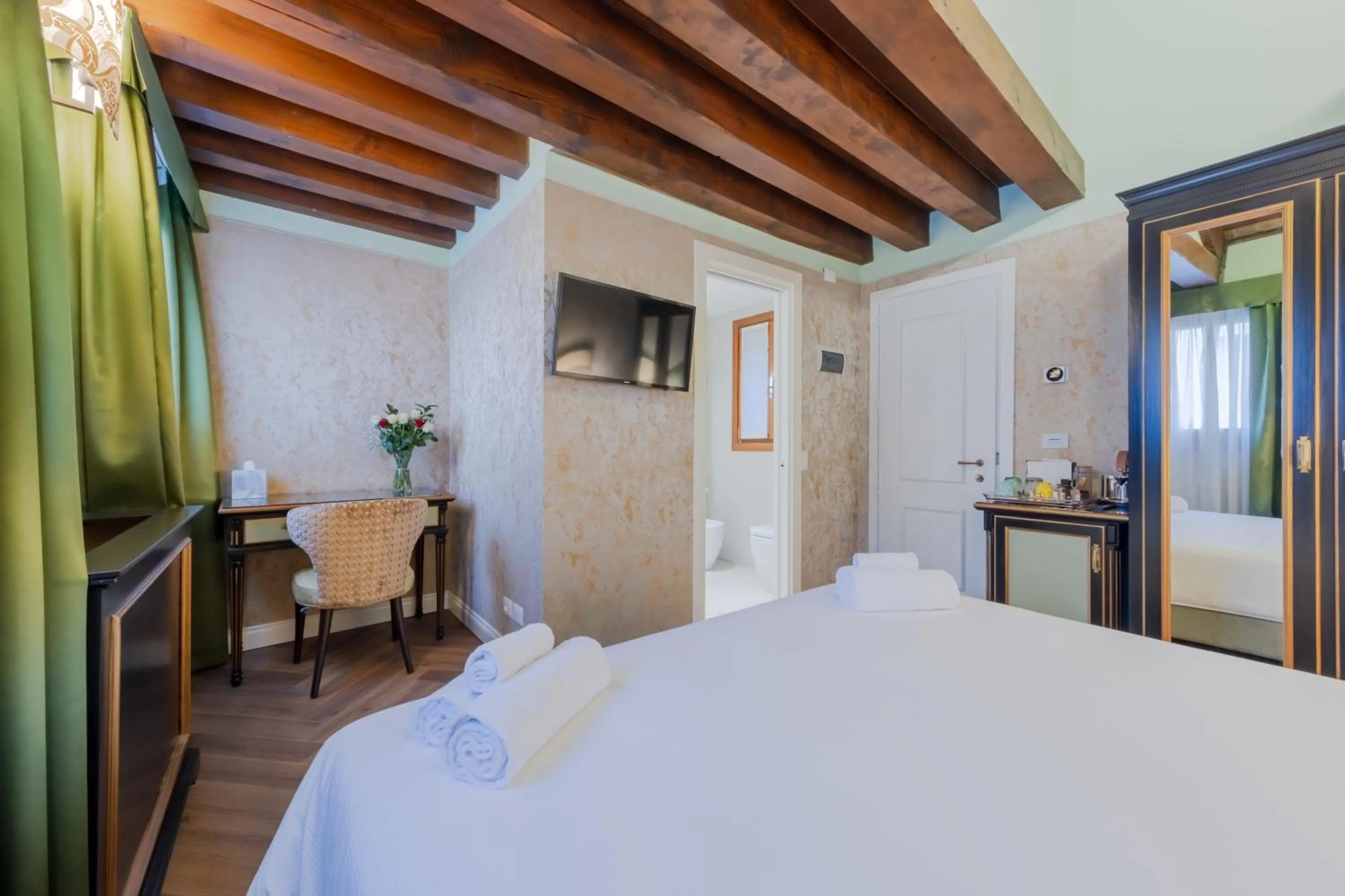 Bedroom, Bed in 312 Piazza San Marco - Relais il Doge