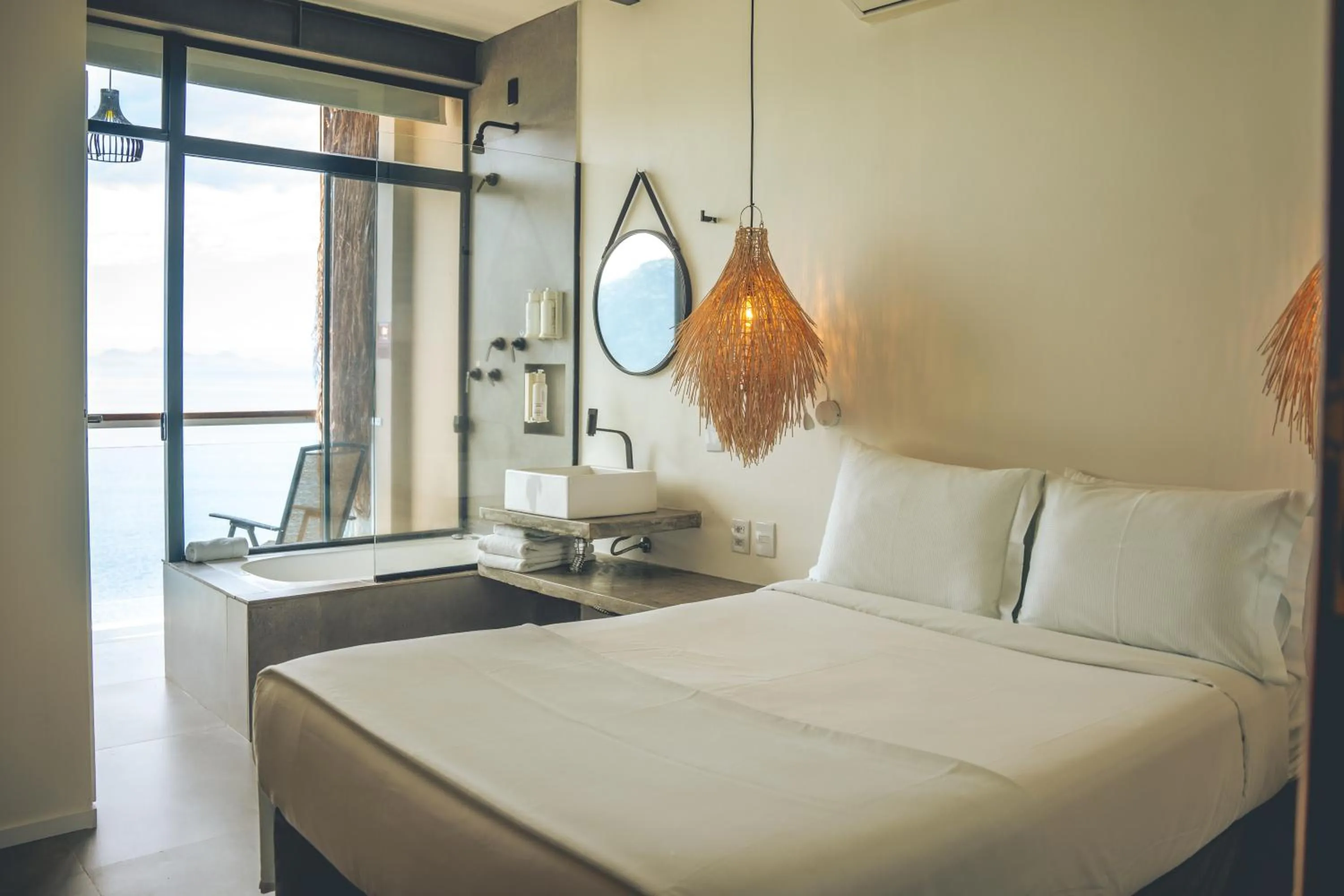 Photo of the whole room, Bed in Casa Luz Paraty