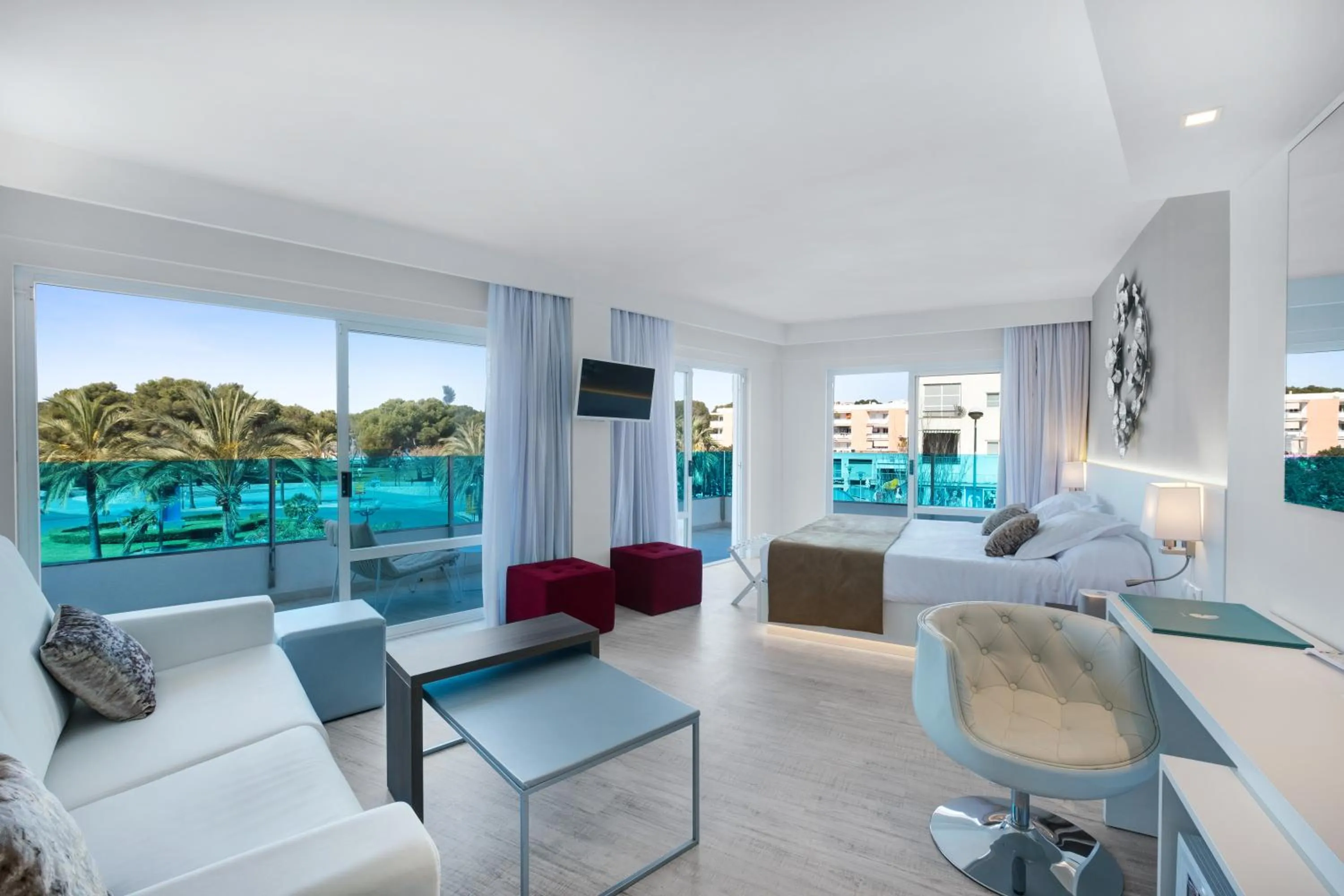 Decorative detail, Bed in Plaza Santa Ponsa Boutique - Adults Only.