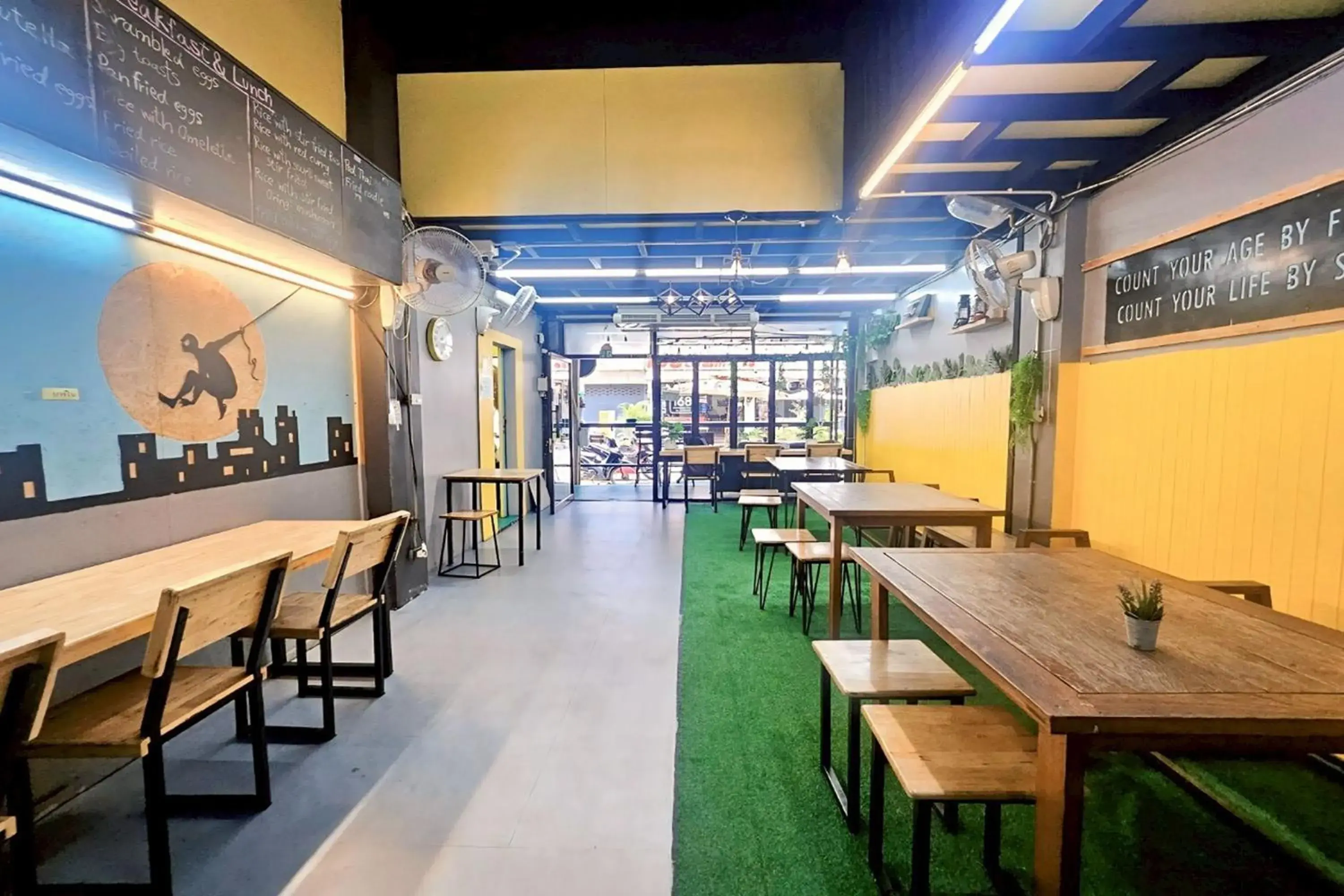 Restaurant/places to eat in Me U Hostel Restaurant/places to eat in Me U Hostel