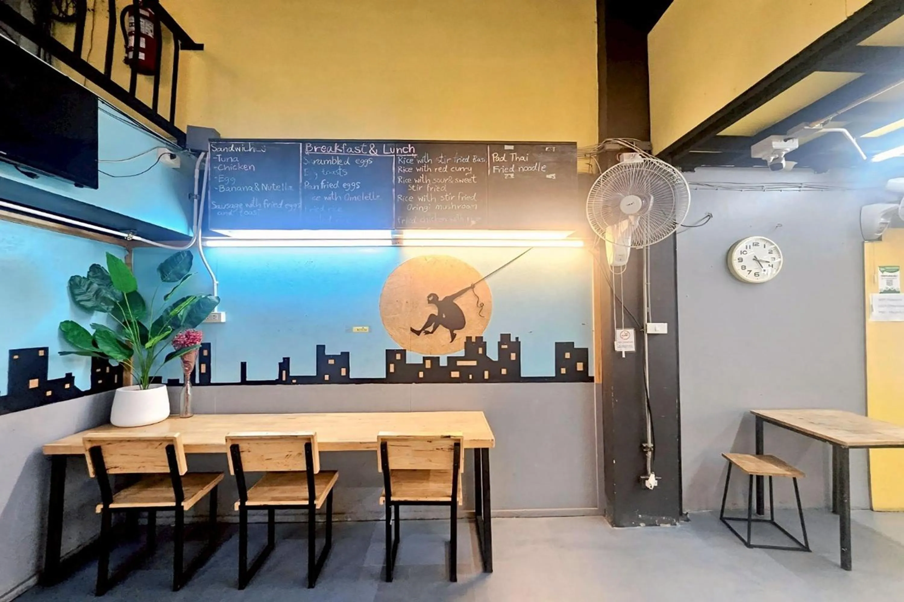 Restaurant/places to eat in Me U Hostel