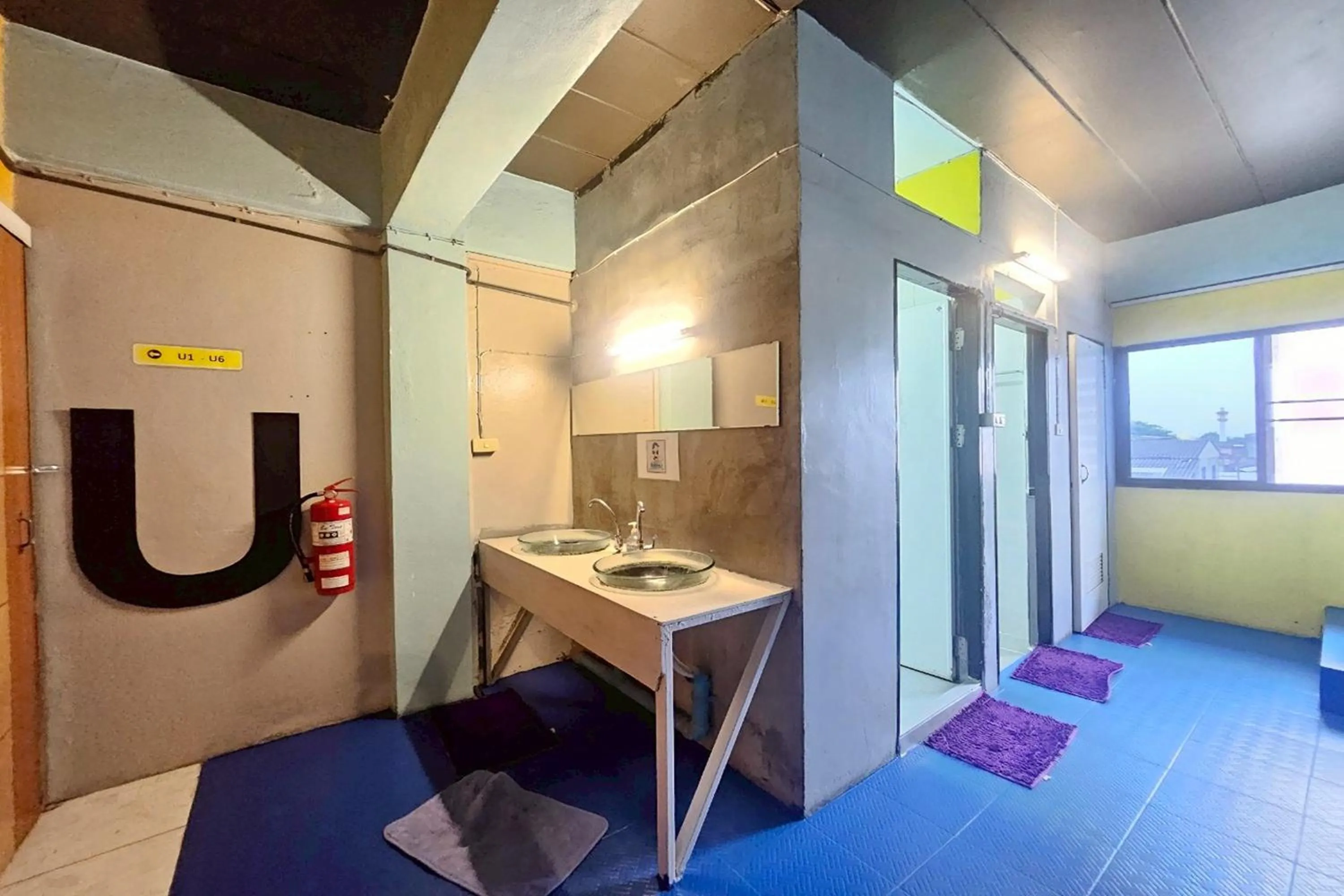 Bathroom, Bed in Me U Hostel