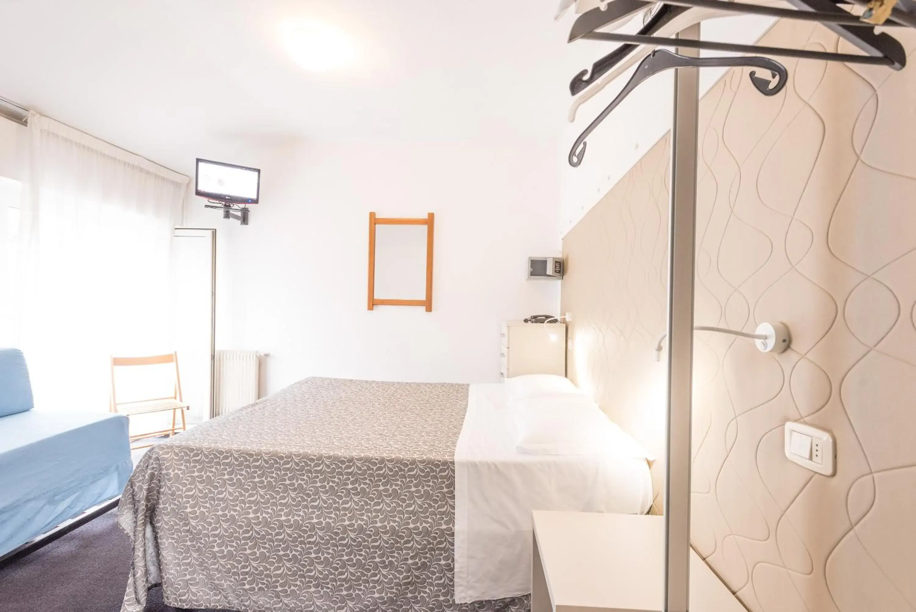 Shower, Bed in Hotel Rubino Shower, Bed in Hotel Rubino