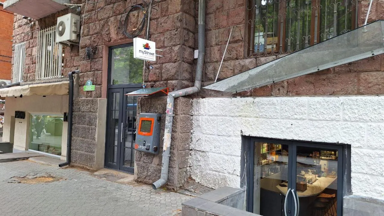 Facade/entrance in Arm Hostel