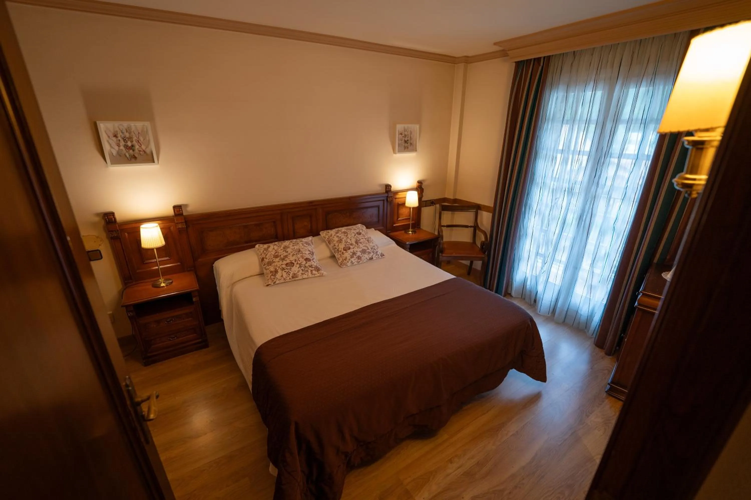 Bedroom, Bed in Hotel Edelweiss