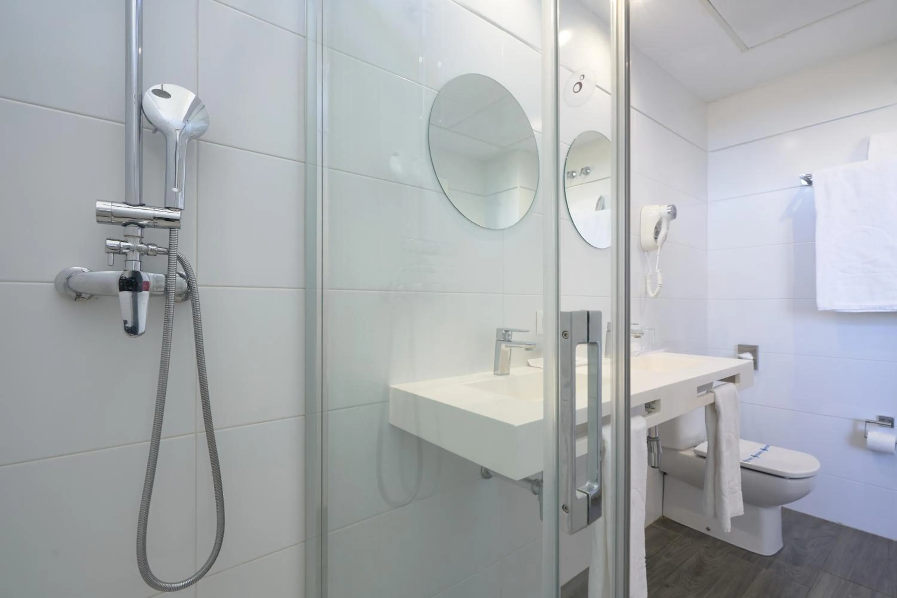 Shower in Hotel Pasarela