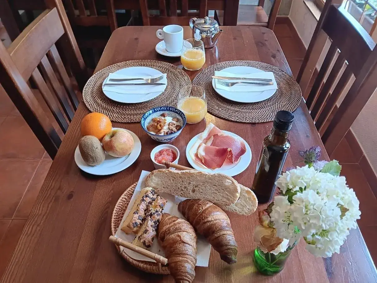 Breakfast in Hotel Pugide Breakfast in Hotel Pugide