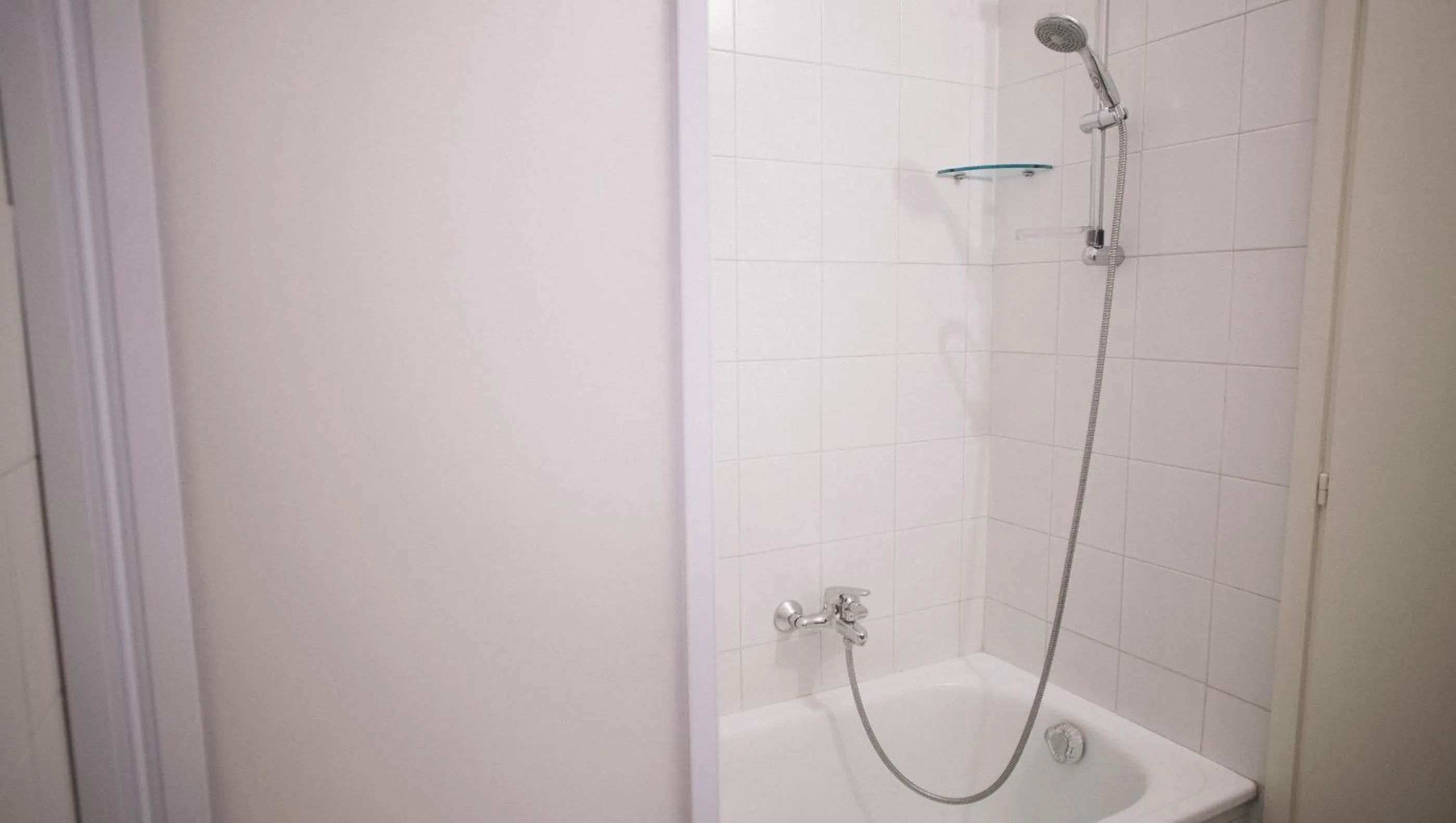 Shower in Italianway-Cesare da Sesto