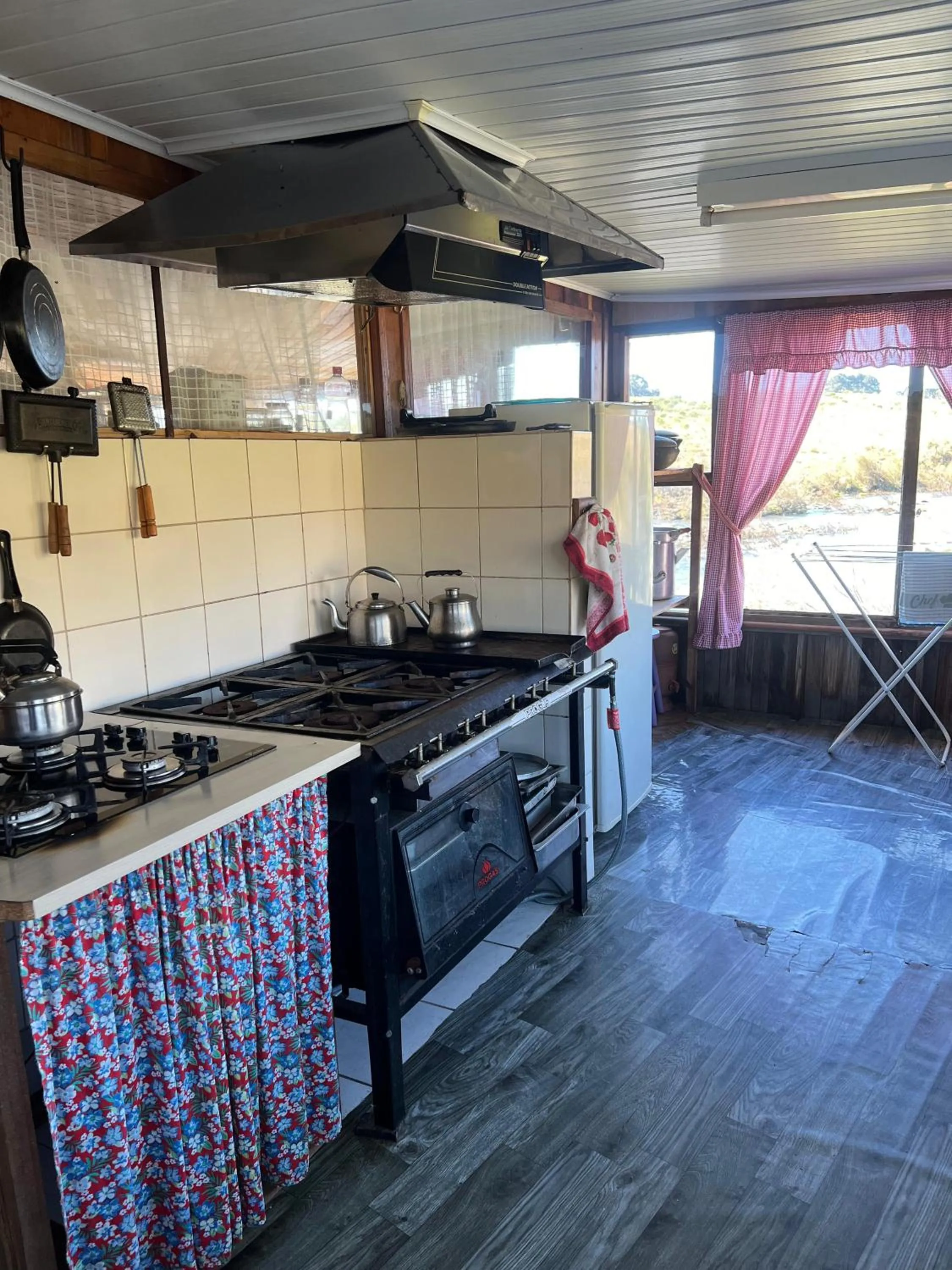 Communal kitchen in Casa no Campo, aconchego com lareira e banheira em quase todas Cabanas!