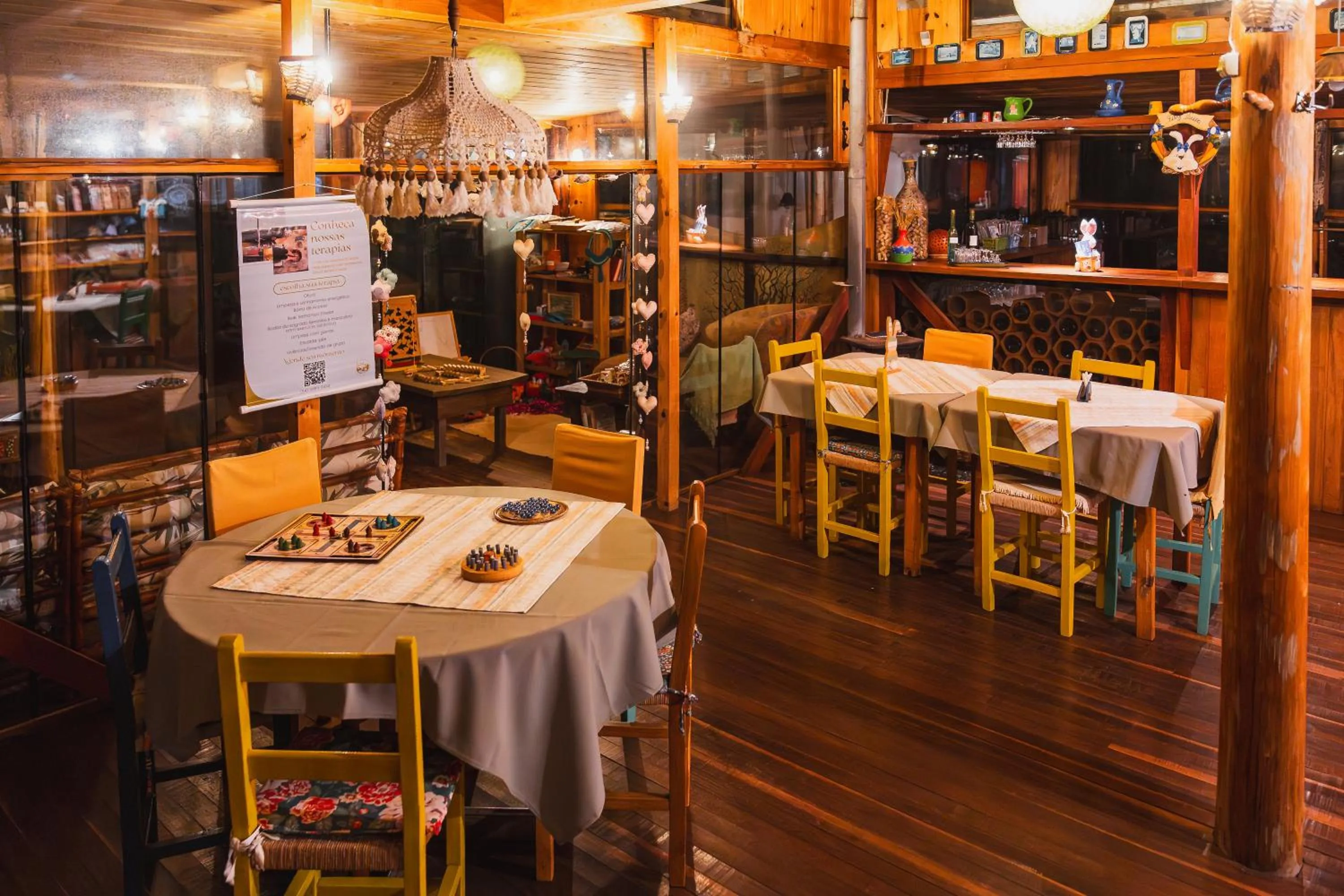 Dining area in Casa no Campo, aconchego com lareira e banheira em quase todas Cabanas!