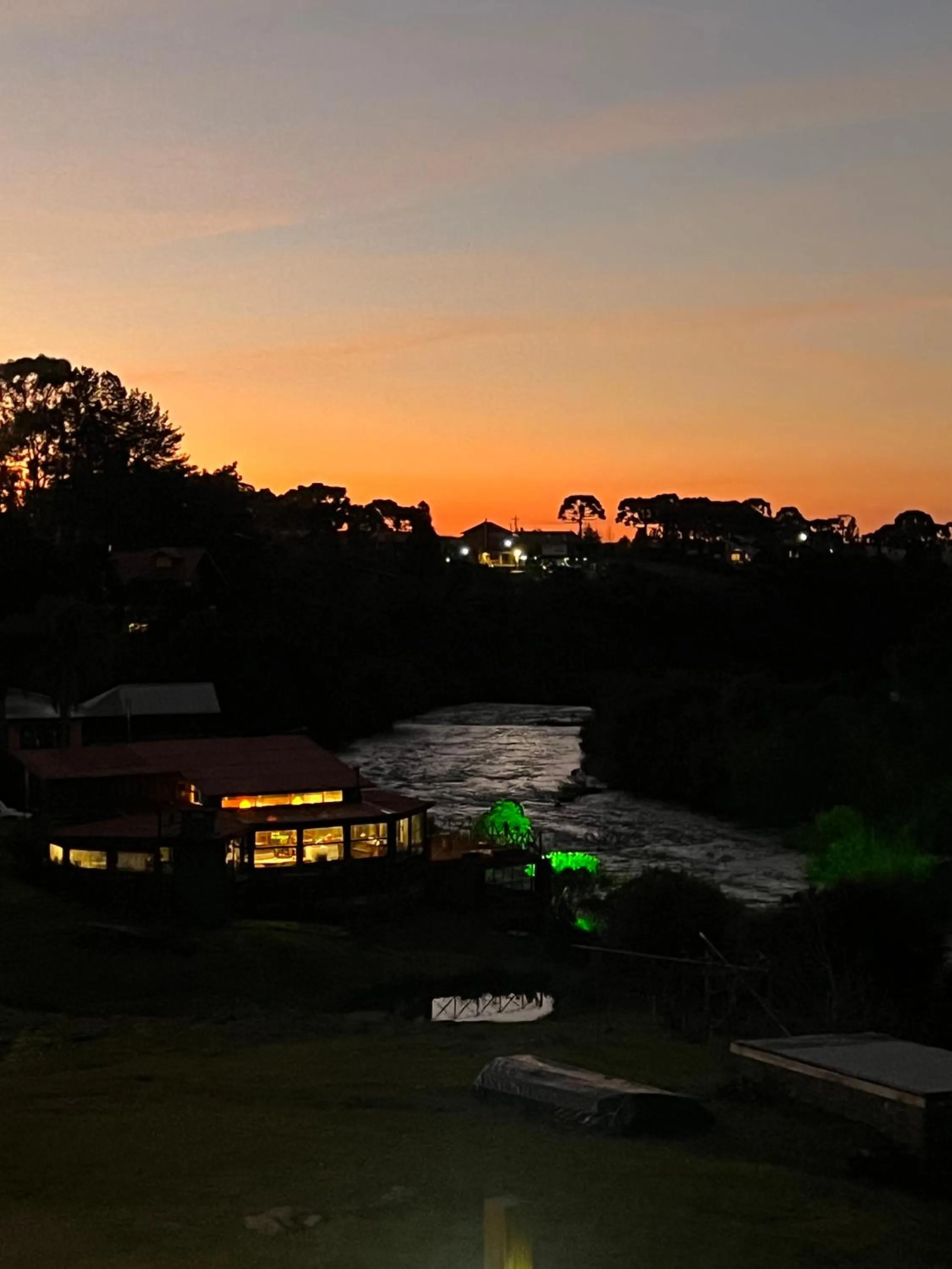 Sunset in Casa no Campo, aconchego com lareira e banheira em quase todas Cabanas!