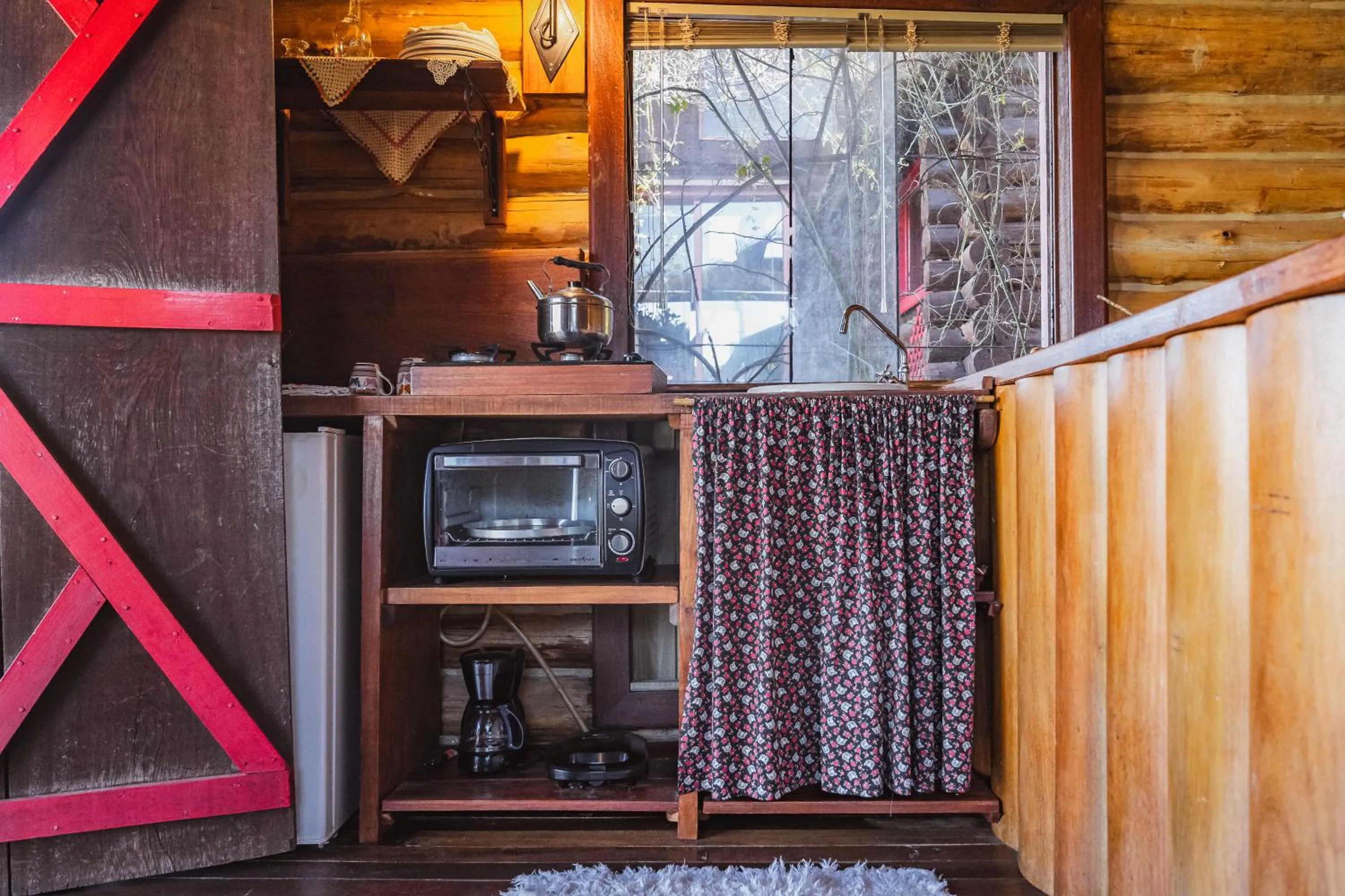 Kitchen or kitchenette in Casa no Campo, aconchego com lareira e banheira em quase todas Cabanas!