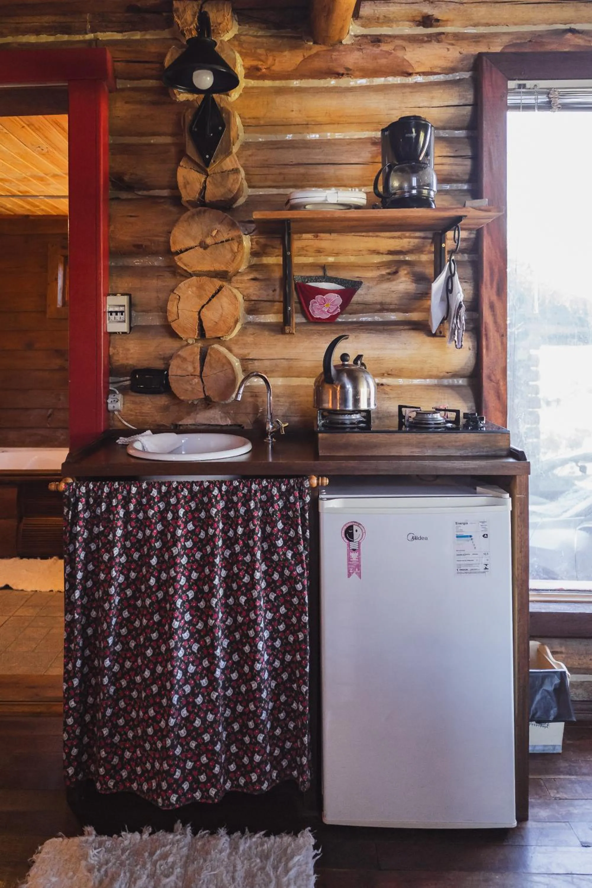 Kitchen or kitchenette in Casa no Campo, aconchego com lareira e banheira em quase todas Cabanas!