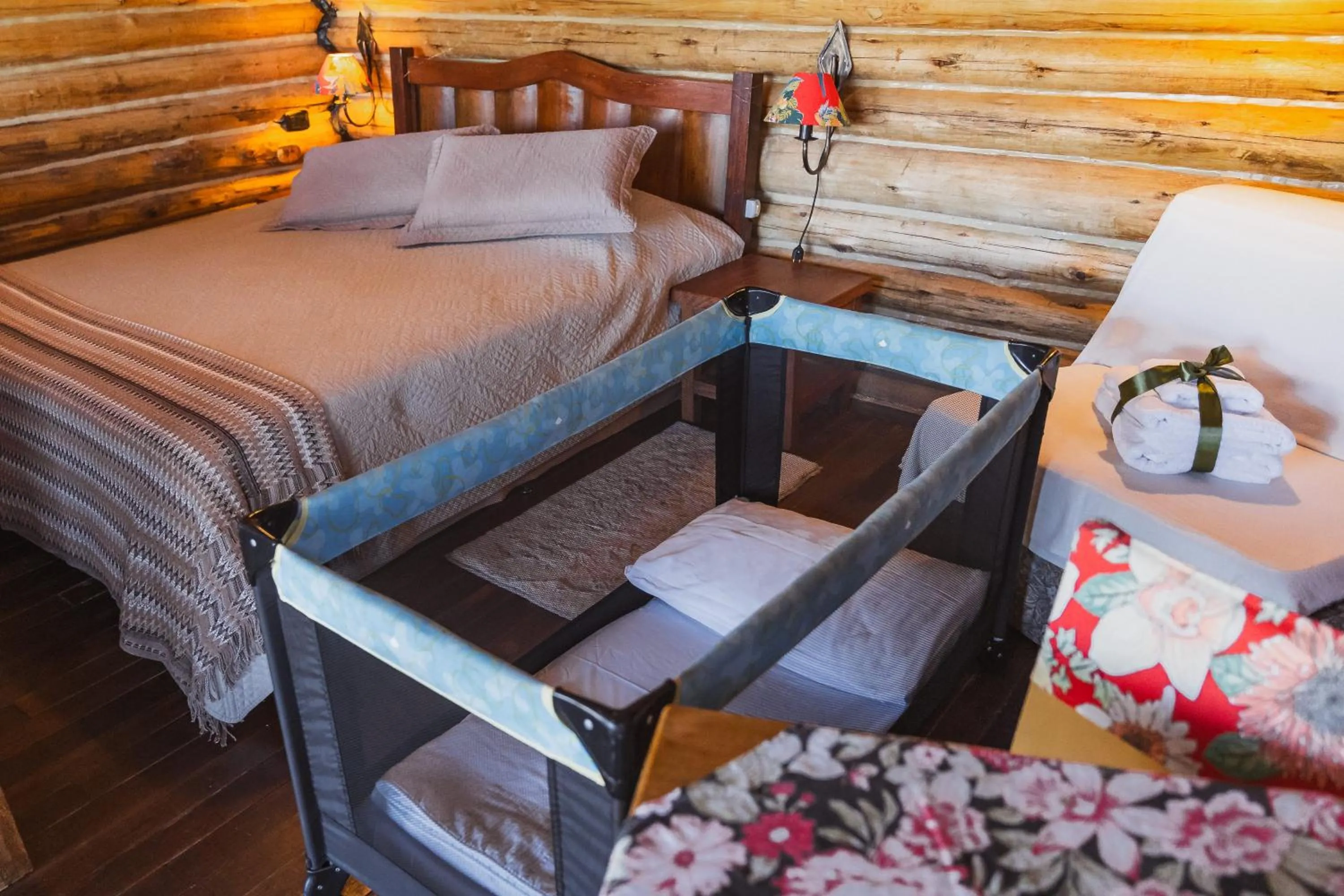 Bedroom, Bed in Casa no Campo, aconchego com lareira e banheira em quase todas Cabanas!