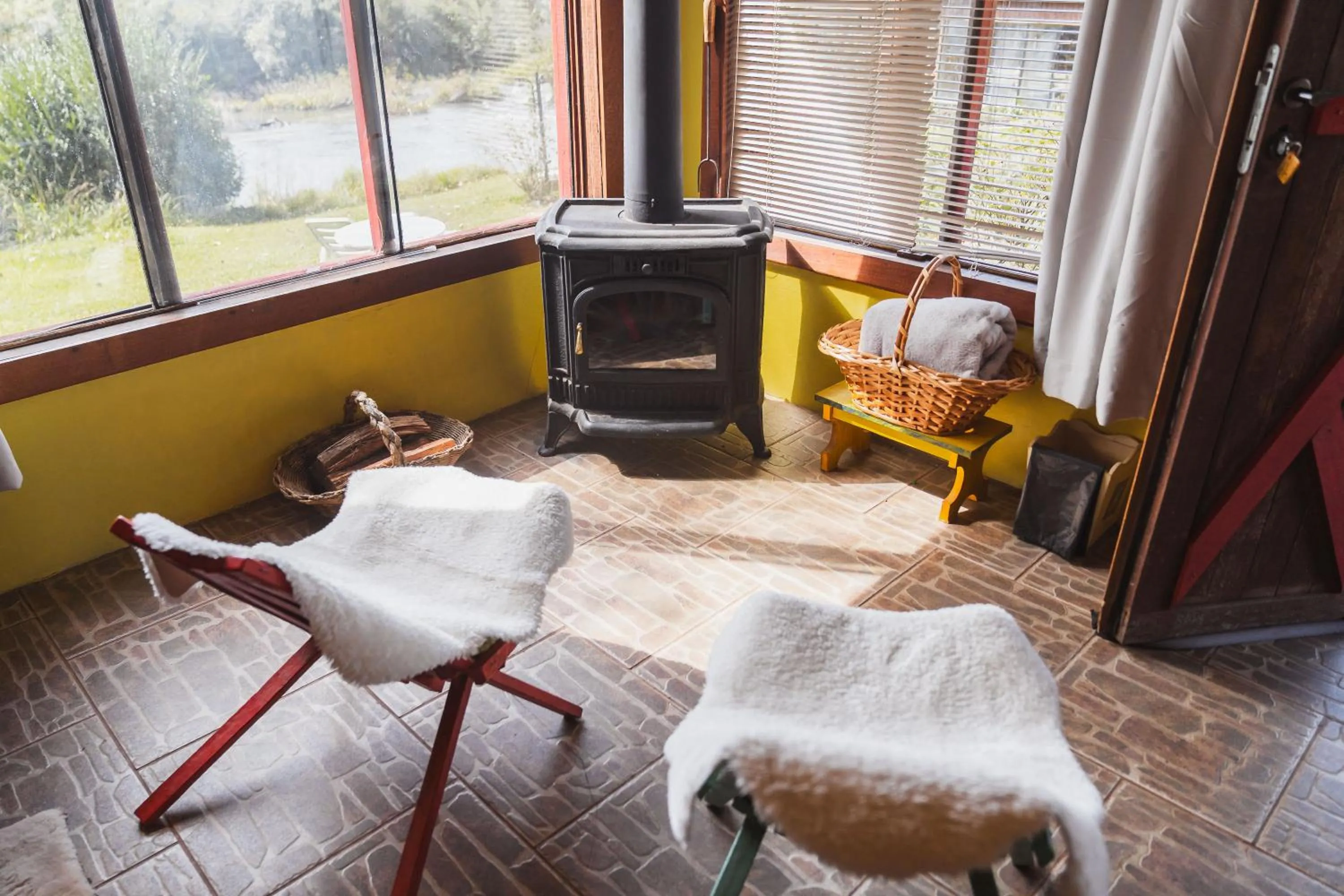 fireplace in Casa no Campo, aconchego com lareira e banheira em quase todas Cabanas!