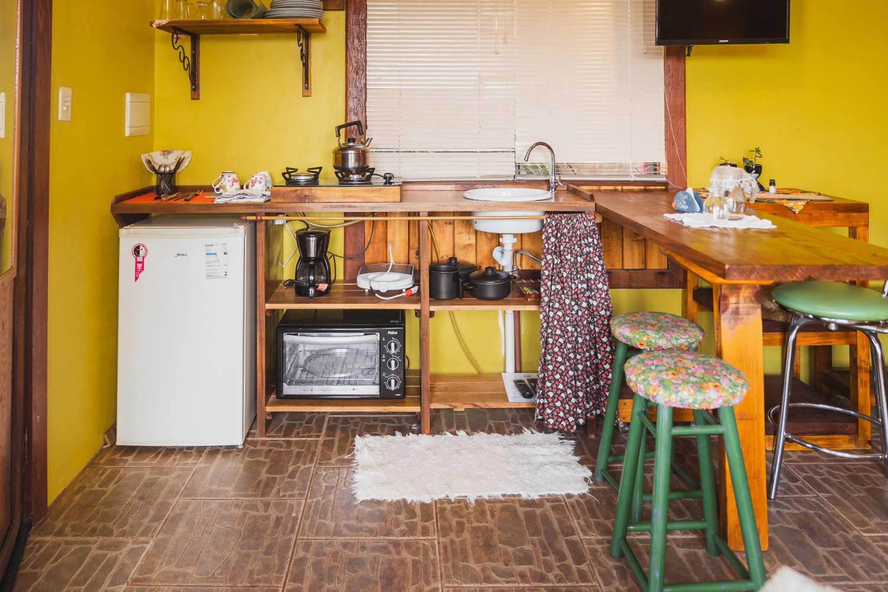Kitchen or kitchenette in Casa no Campo, aconchego com lareira e banheira em quase todas Cabanas!