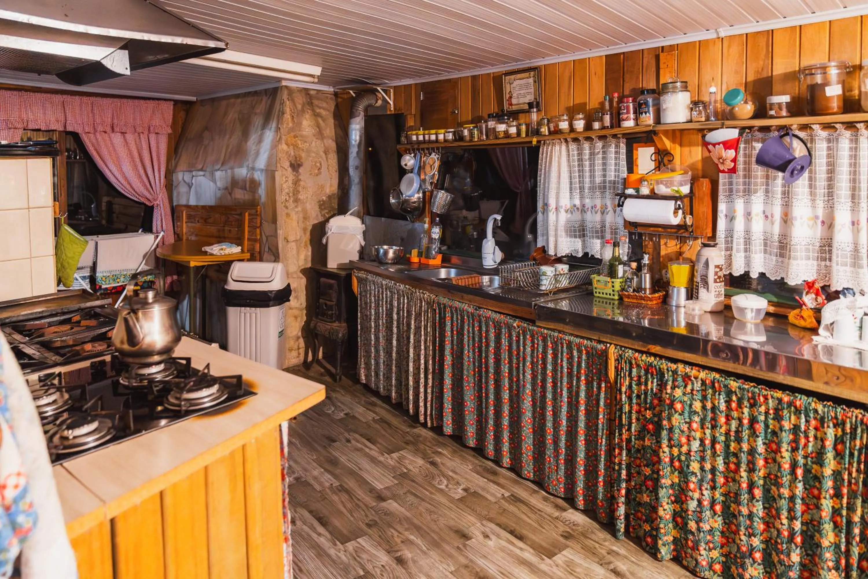 kitchen in Casa no Campo, aconchego com lareira e banheira em quase todas Cabanas!