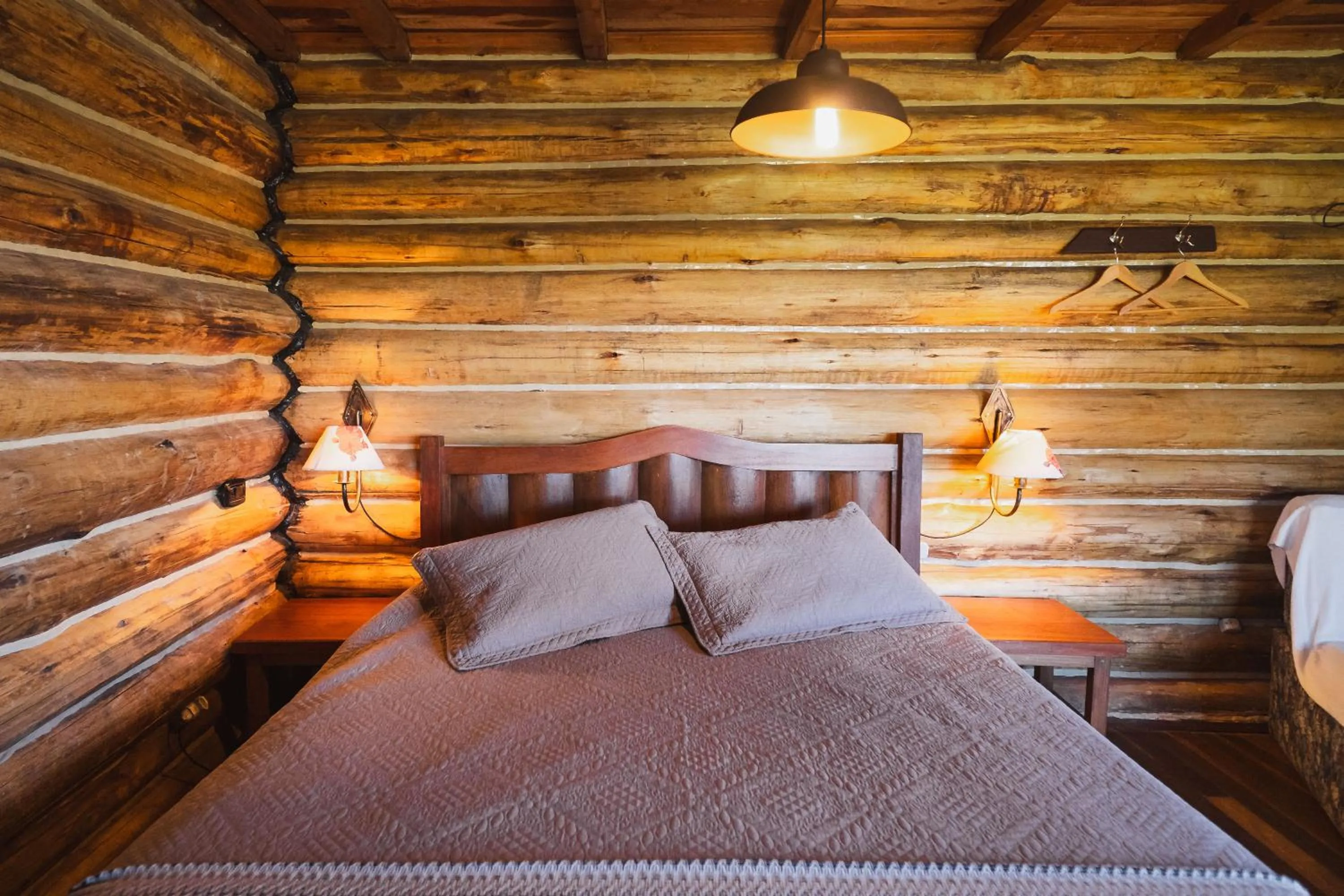 Bedroom, Bed in Casa no Campo, aconchego com lareira e banheira em quase todas Cabanas!