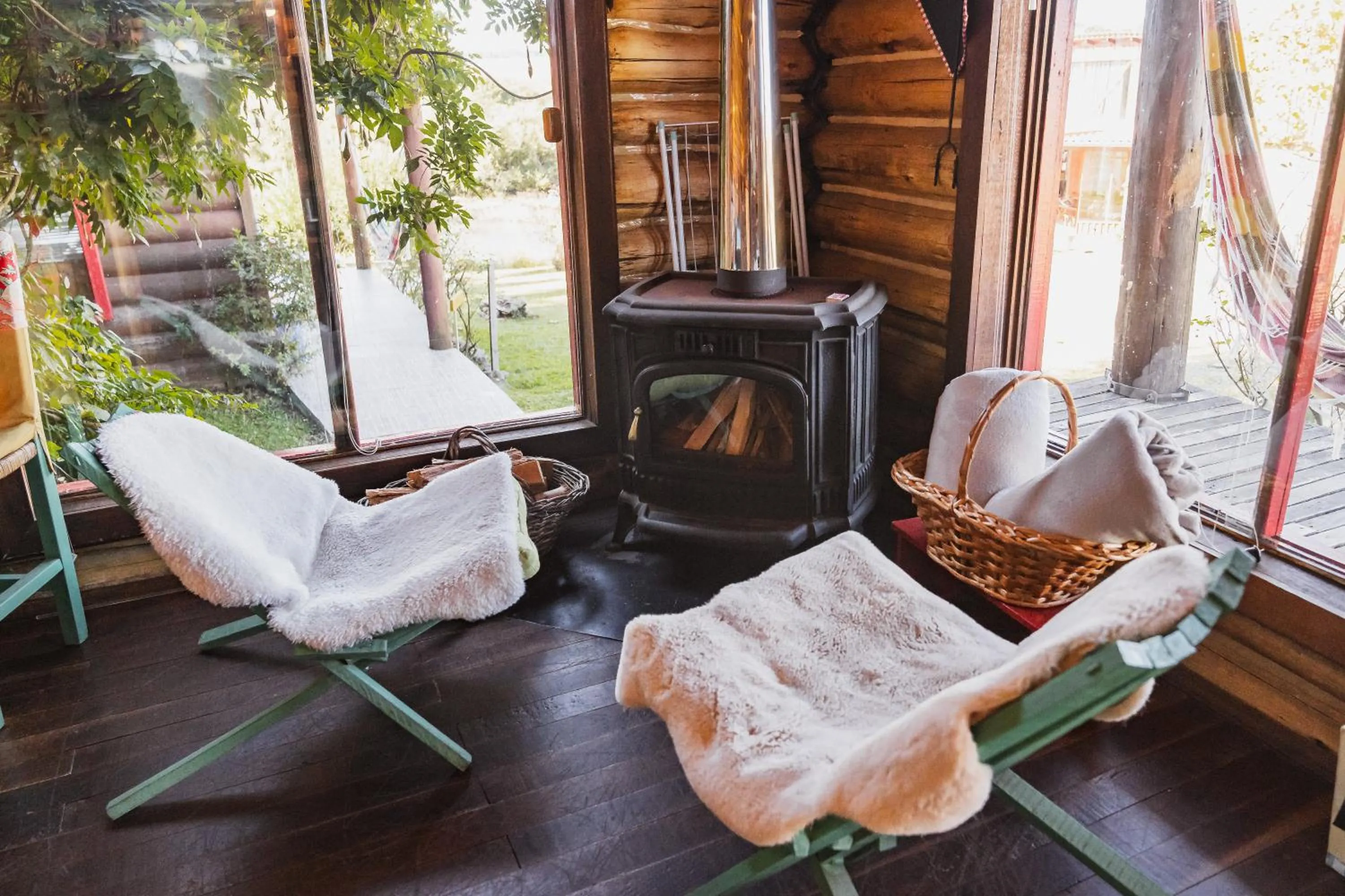 fireplace in Casa no Campo, aconchego com lareira e banheira em quase todas Cabanas!