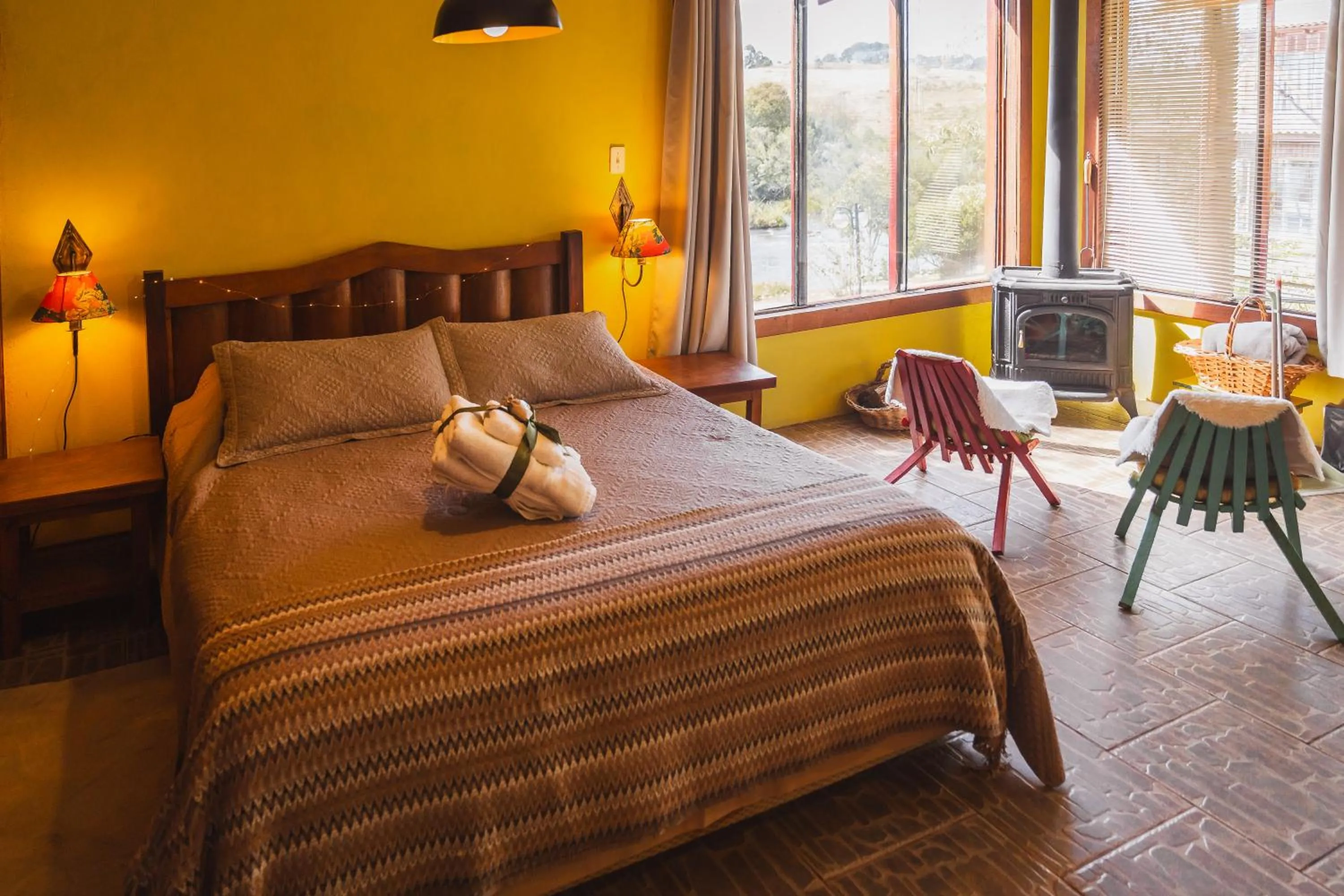 Photo of the whole room, Bed in Casa no Campo, aconchego com lareira e banheira em quase todas Cabanas!