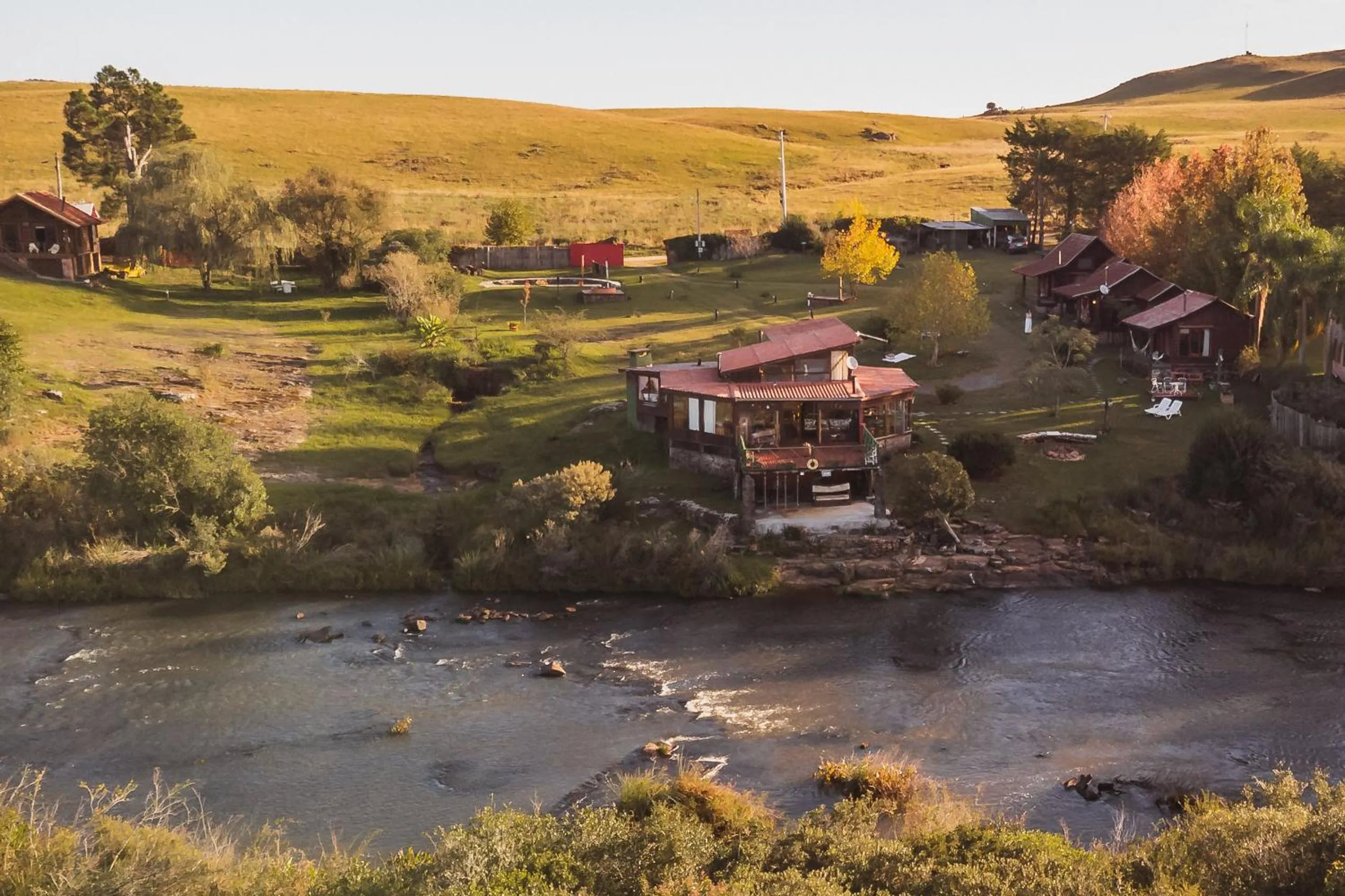 Bird's eye view in Casa no Campo, aconchego com lareira e banheira em quase todas Cabanas!