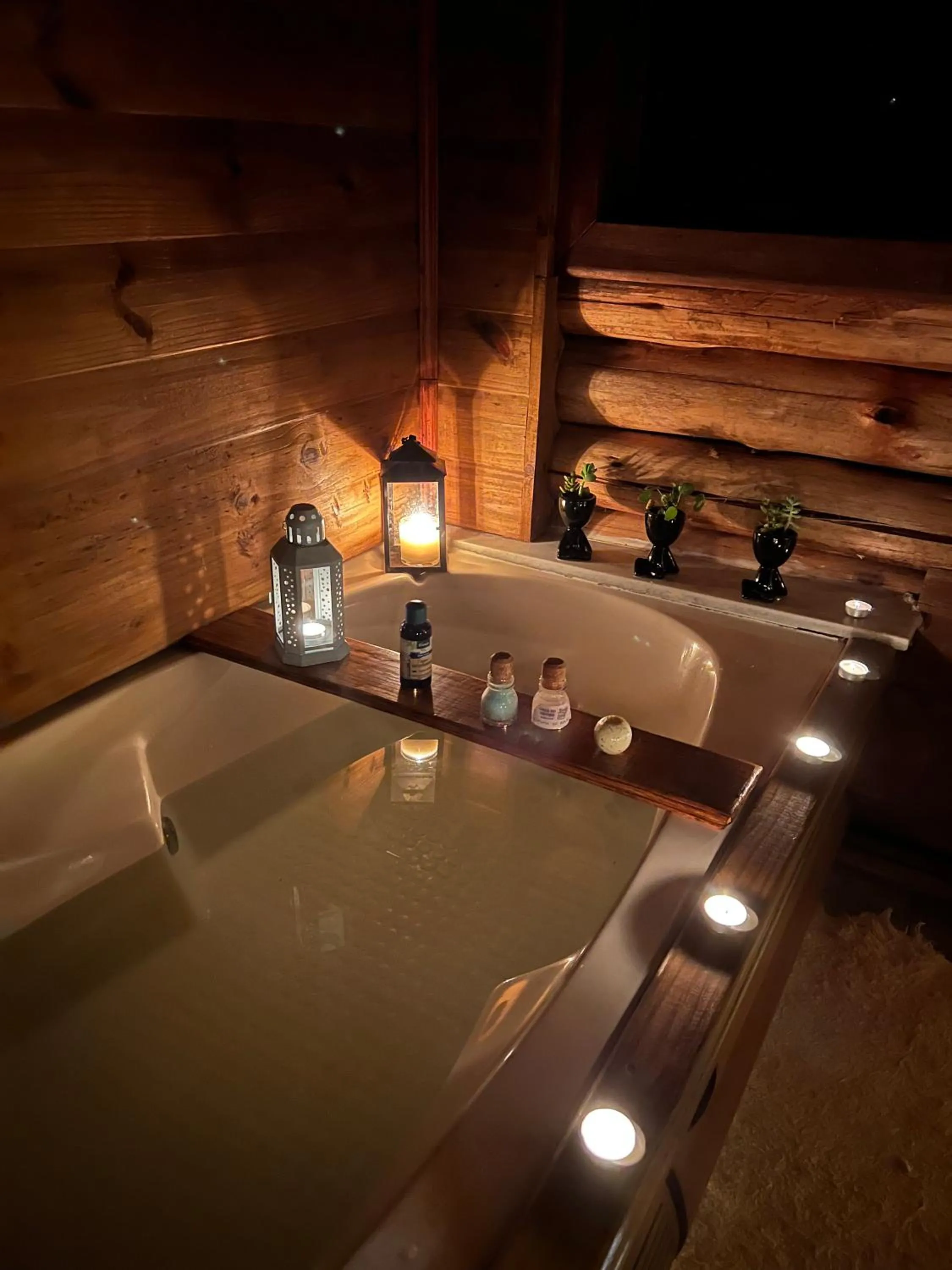 Hot Tub in Casa no Campo, aconchego com lareira e banheira em quase todas Cabanas!