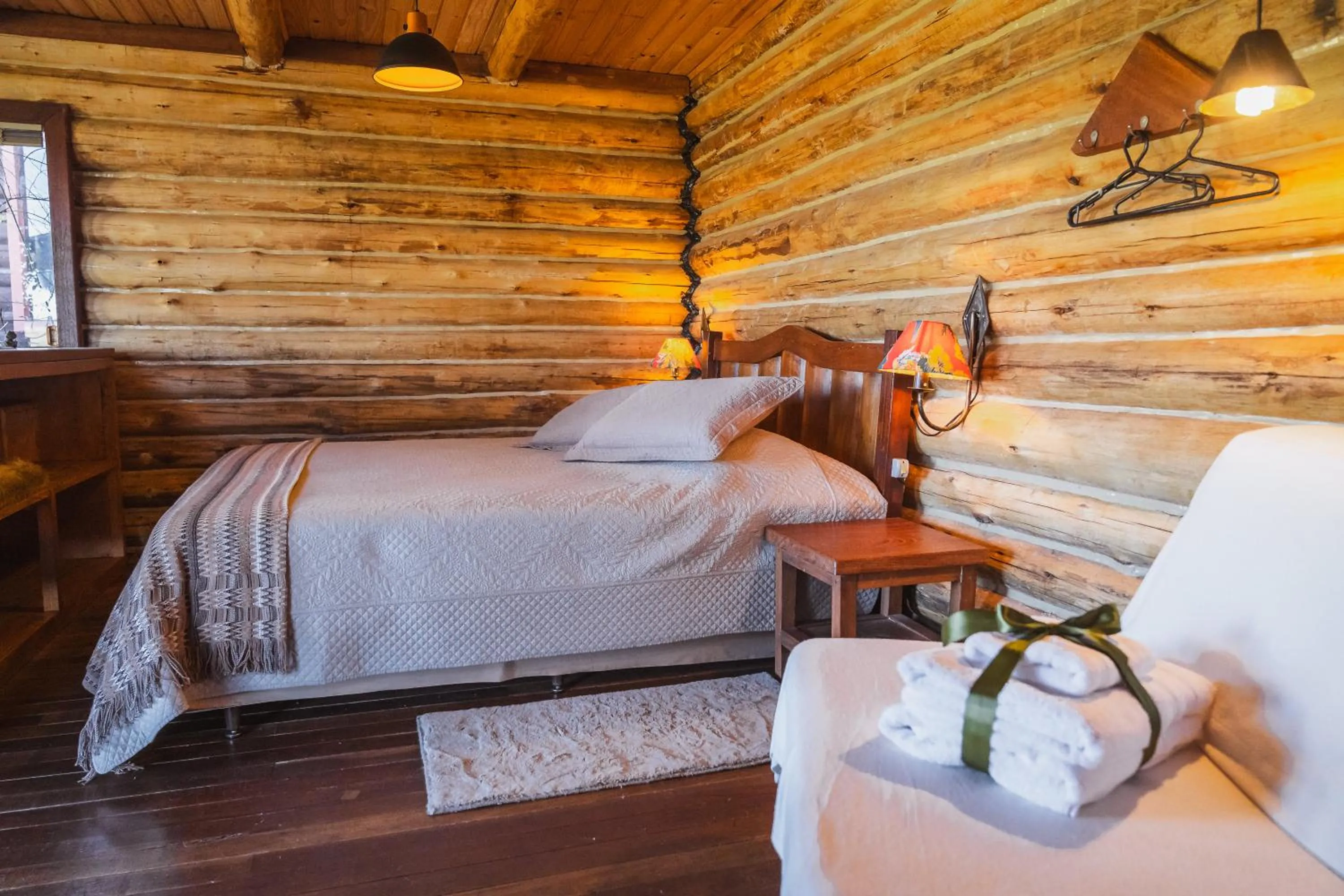 Photo of the whole room, Bed in Casa no Campo, aconchego com lareira e banheira em quase todas Cabanas!