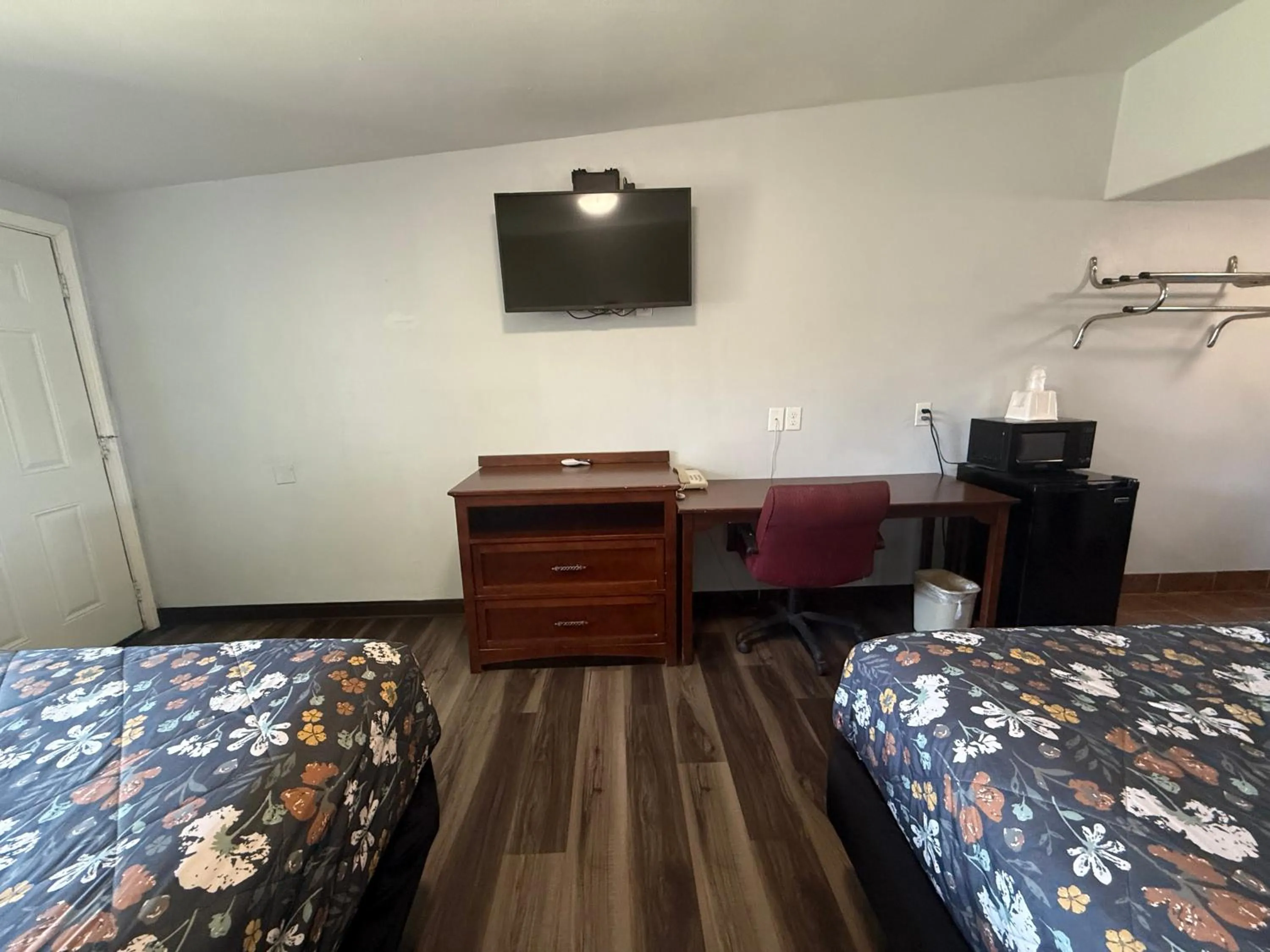 TV and multimedia, Bed in American Inn & Suites