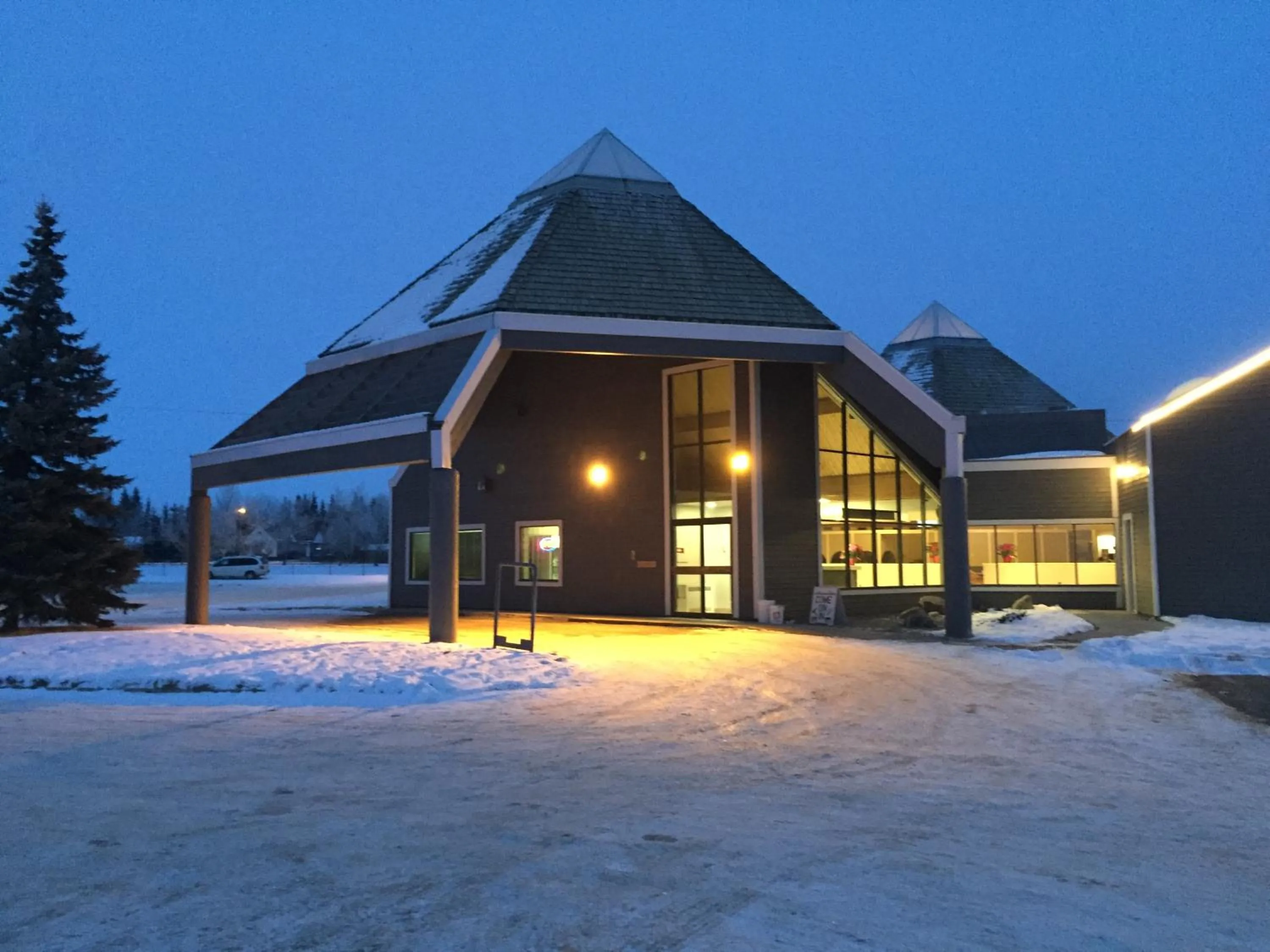 Facade/entrance in Grand Marshal Inn