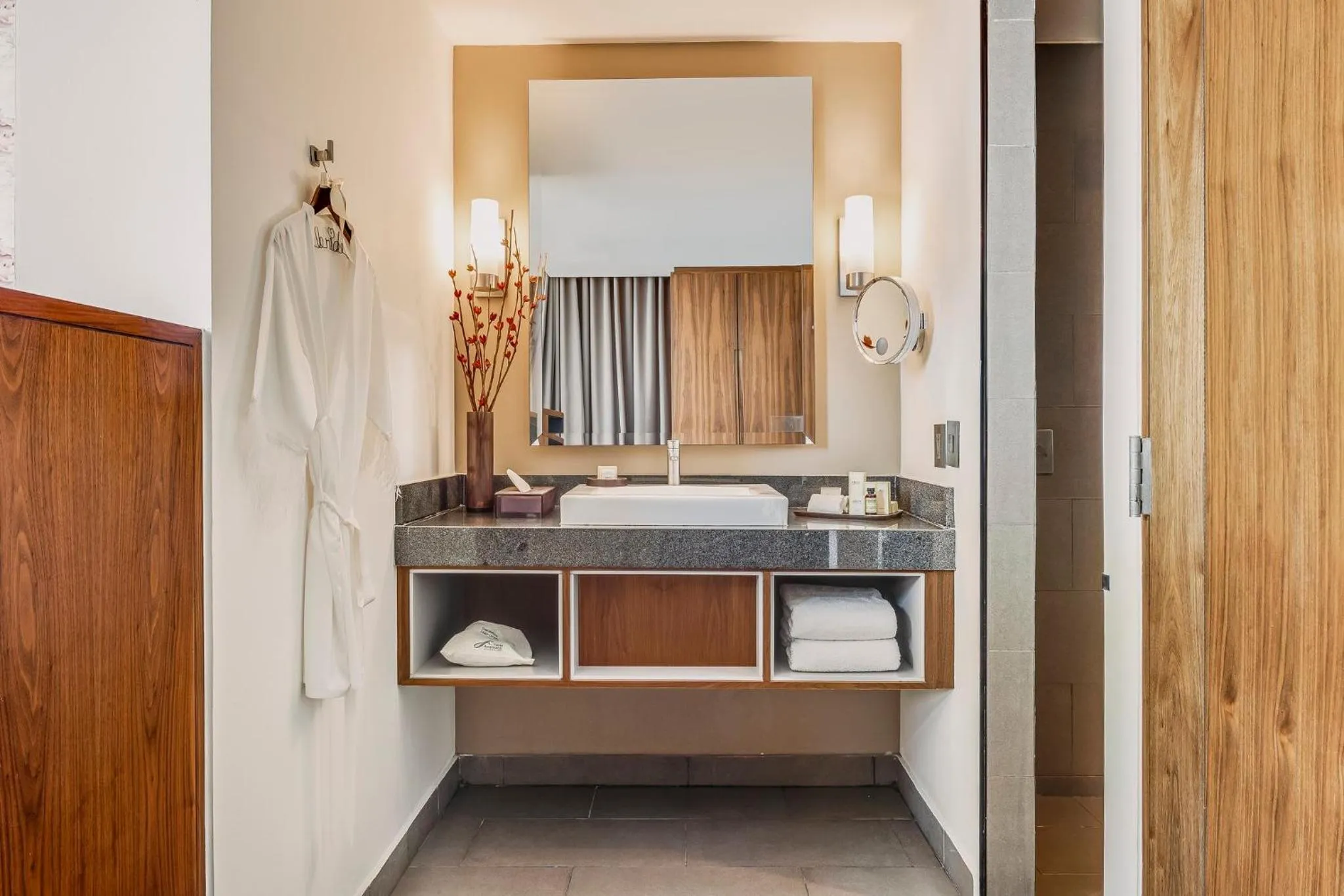 Bathroom, Bed in Fiesta Americana Monterrey Pabellón M.