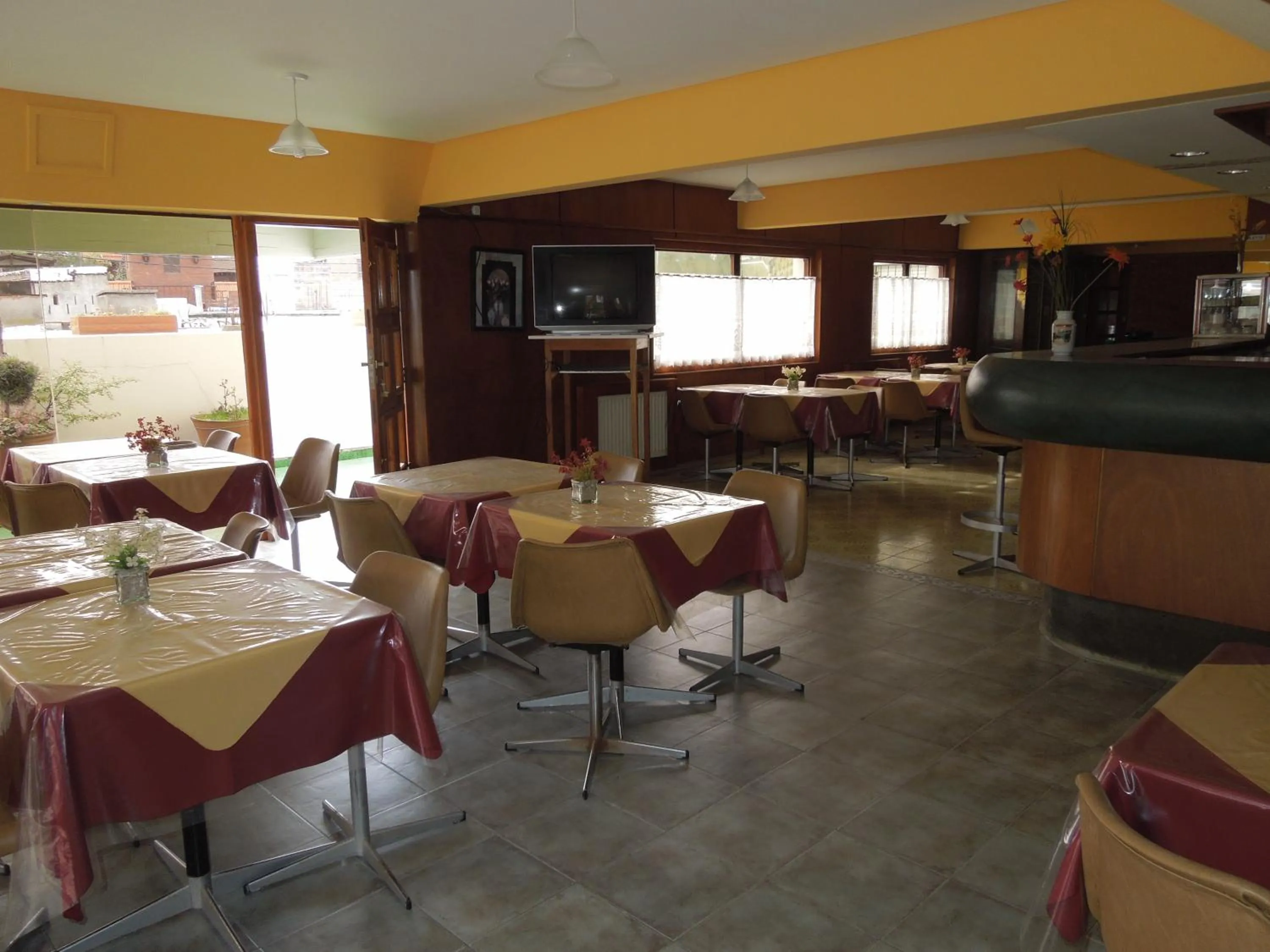 Communal lounge/ TV room in Apolo Hotel
