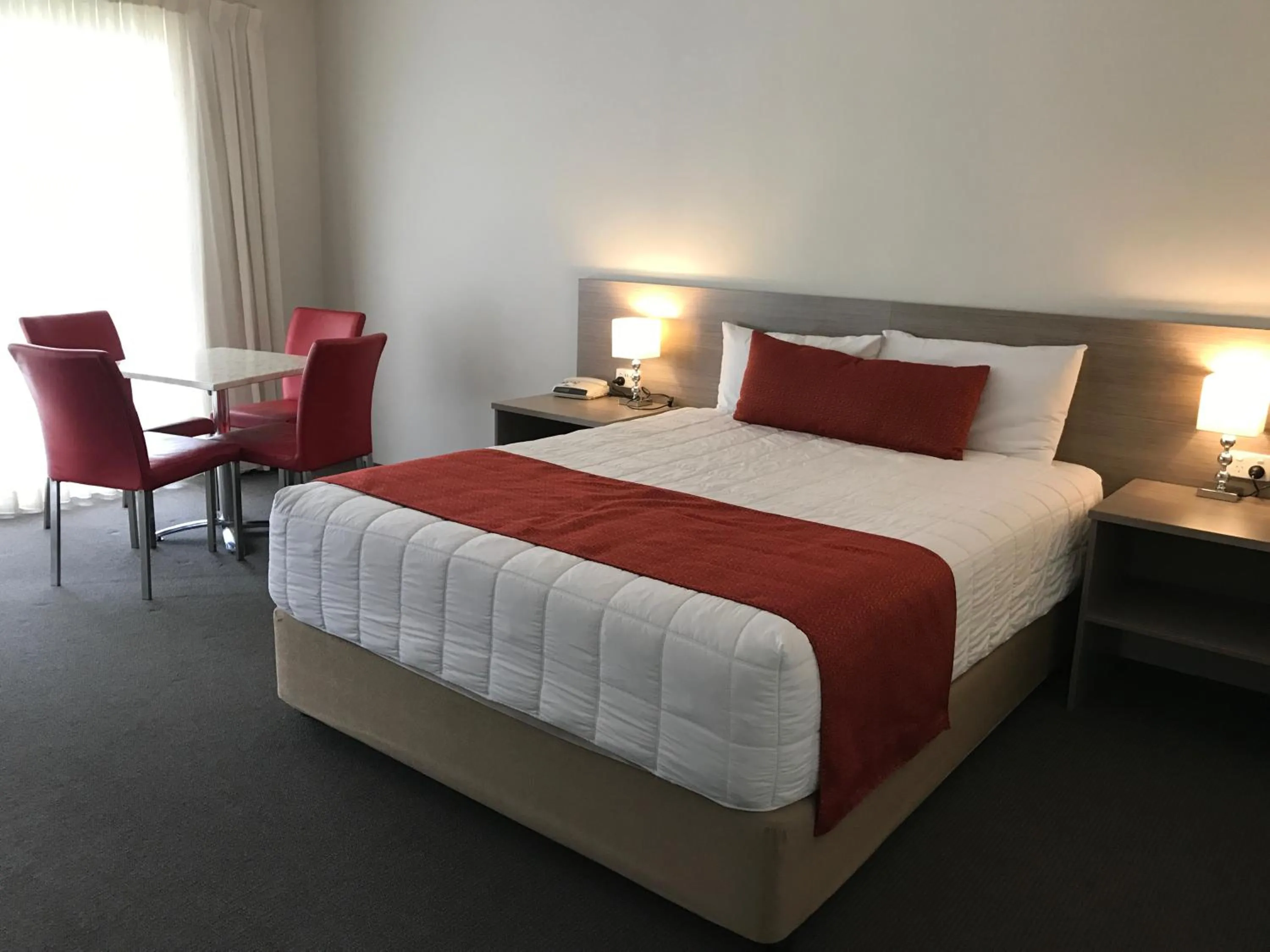 Dining area, Bed in Acacia Motor Lodge