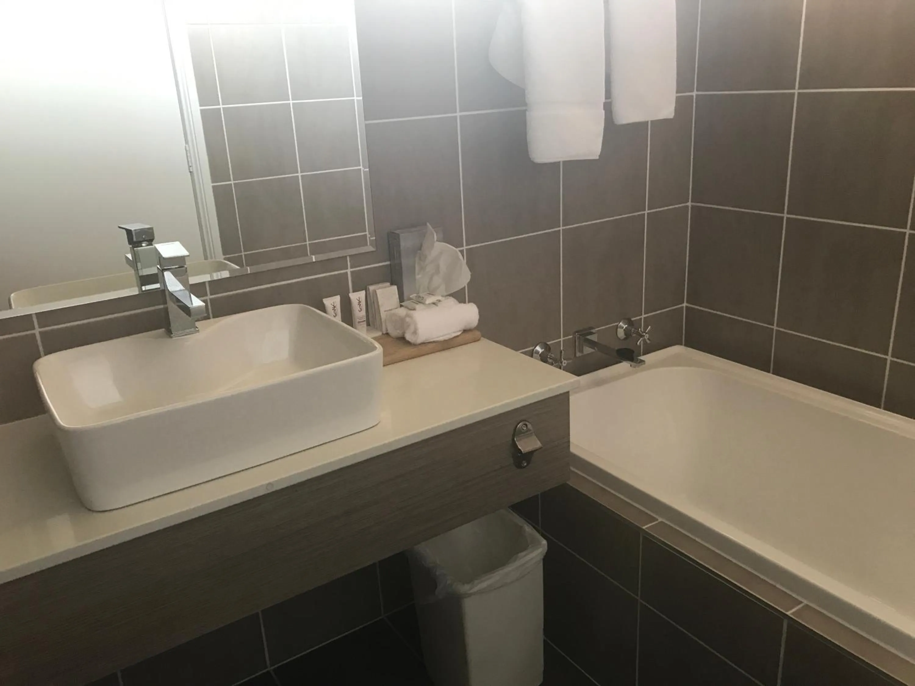 Bathroom in Acacia Motor Lodge