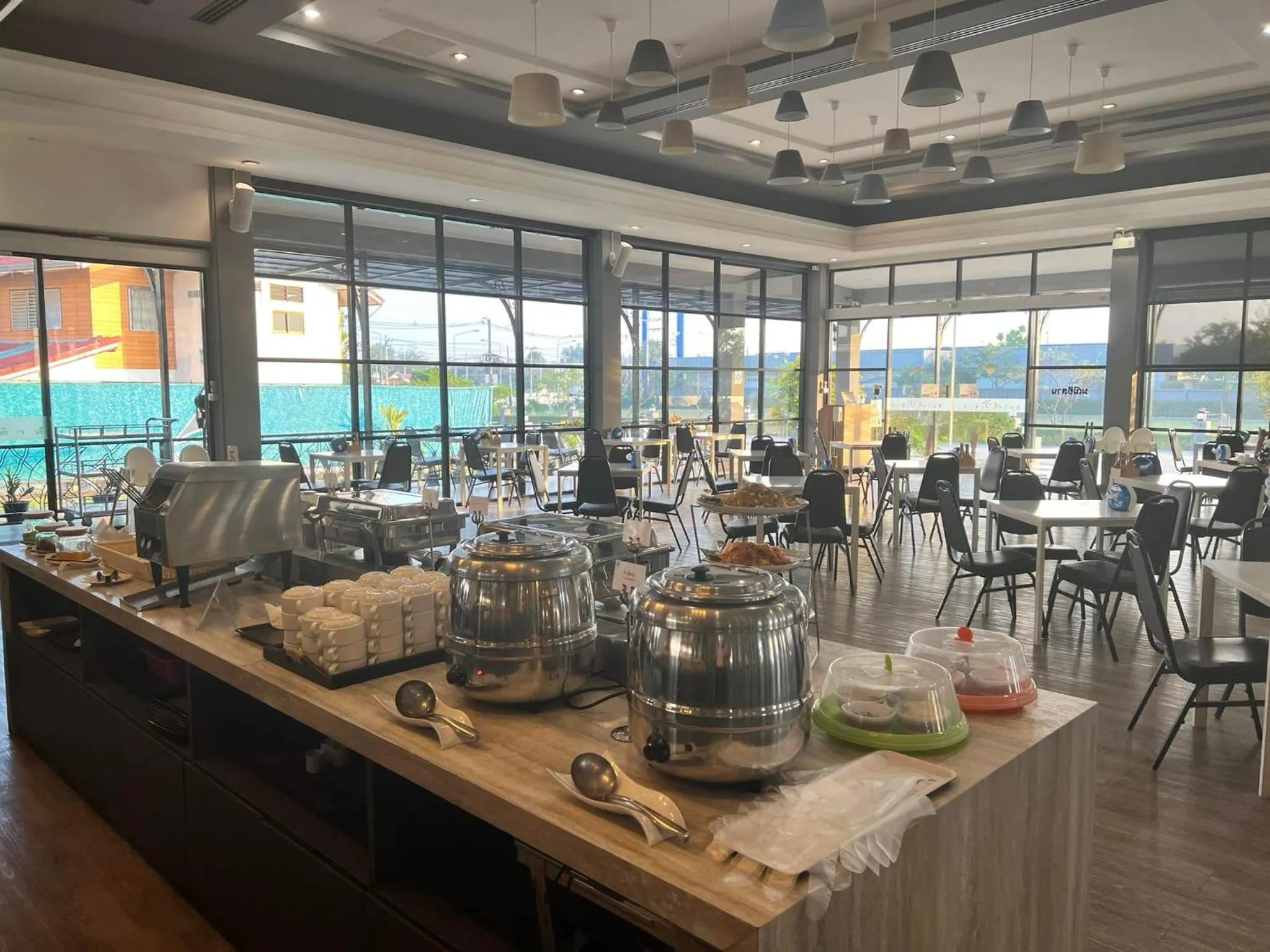 Restaurant/places to eat in Som-O House Hotel