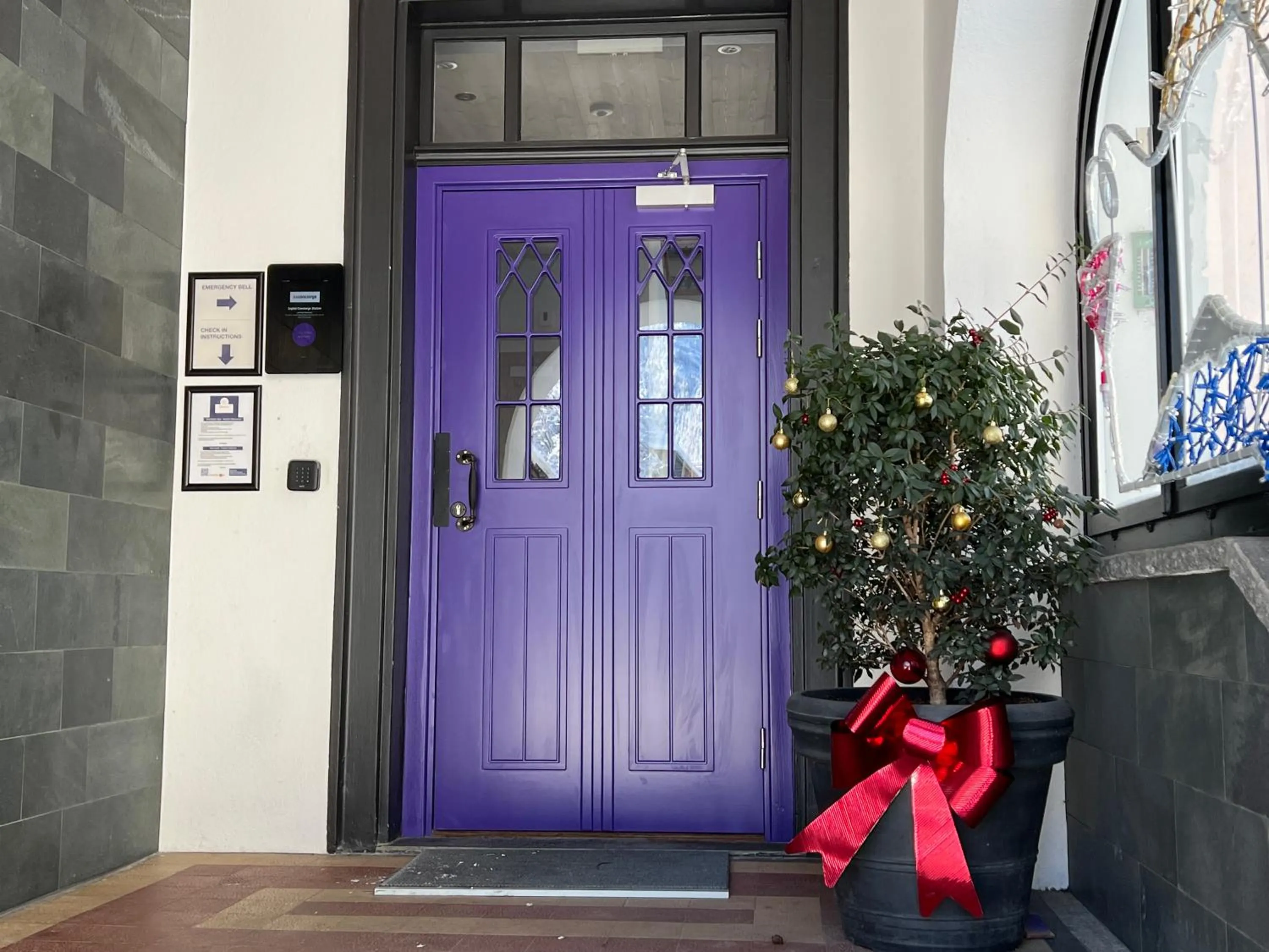 Facade/entrance in GRAND your home with common kitchens with self check-in