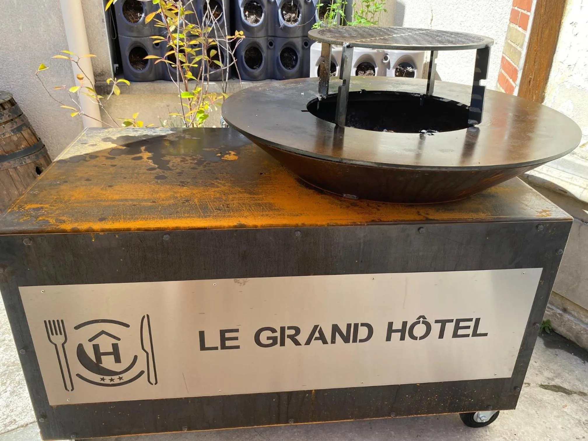 BBQ facilities in Logis Le Grand Hotel