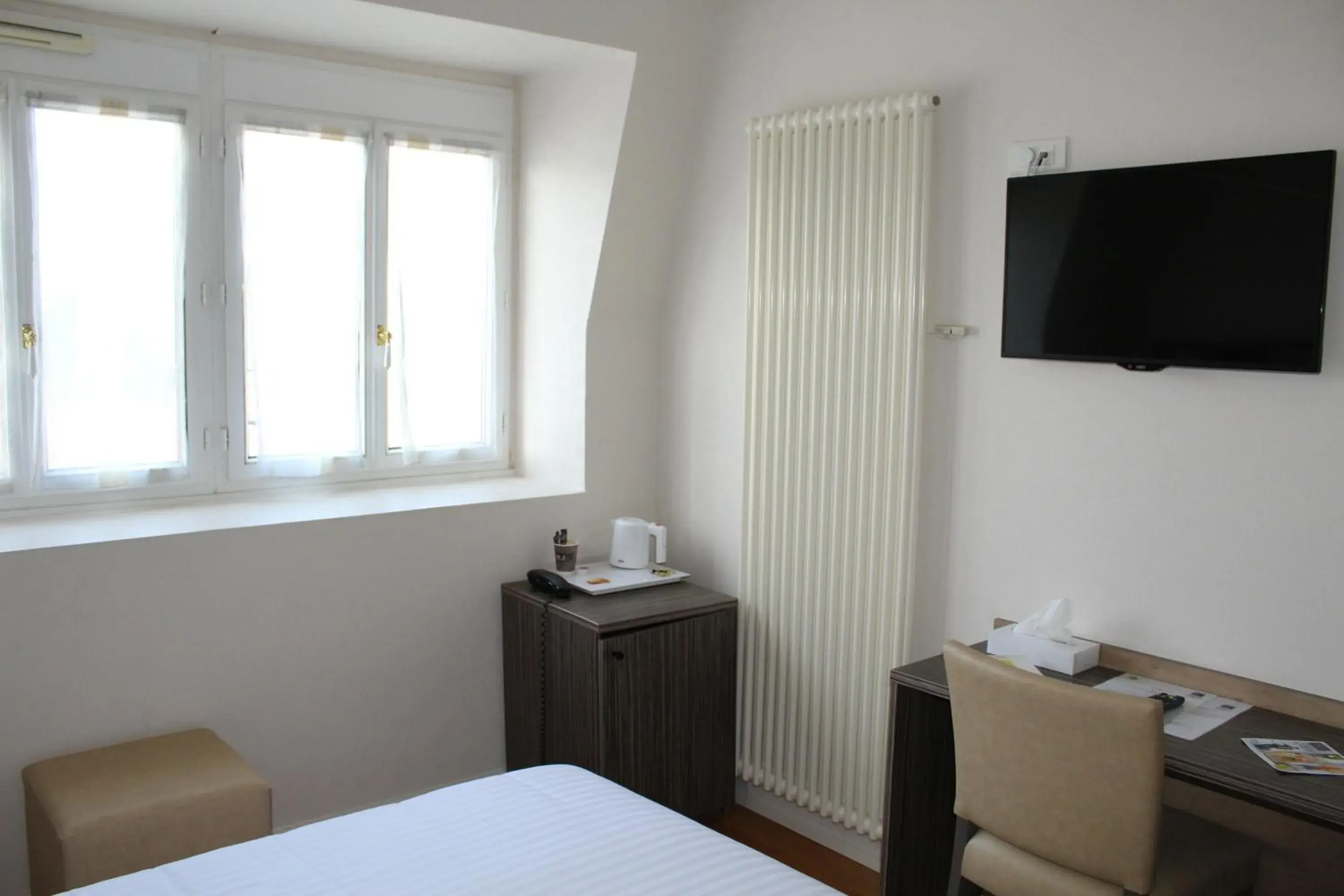 Coffee/tea facilities, Bed in Logis Le Grand Hotel Coffee/tea facilities, Bed in Logis Le Grand Hotel