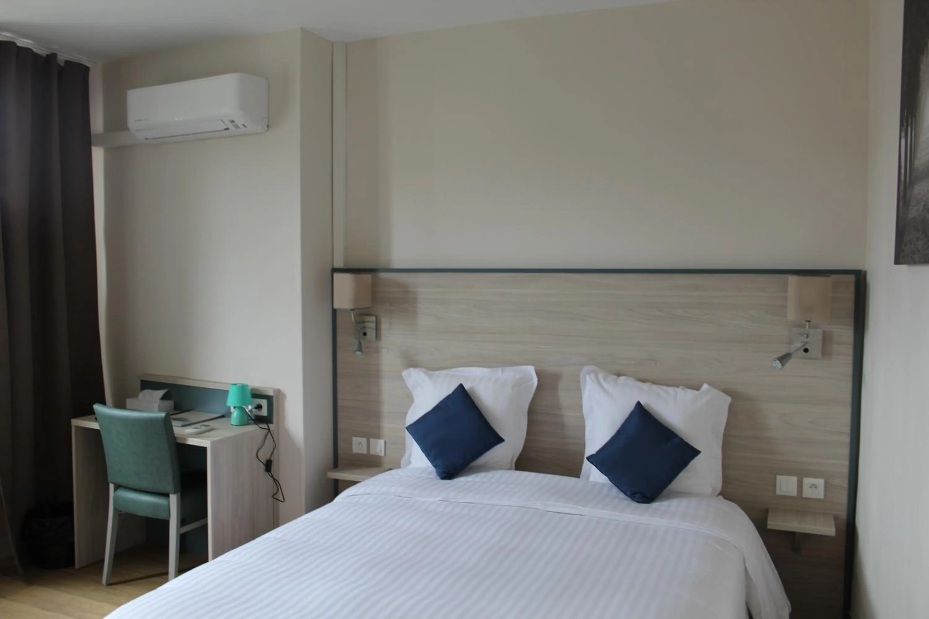 Coffee/tea facilities, Bed in Logis Le Grand Hotel